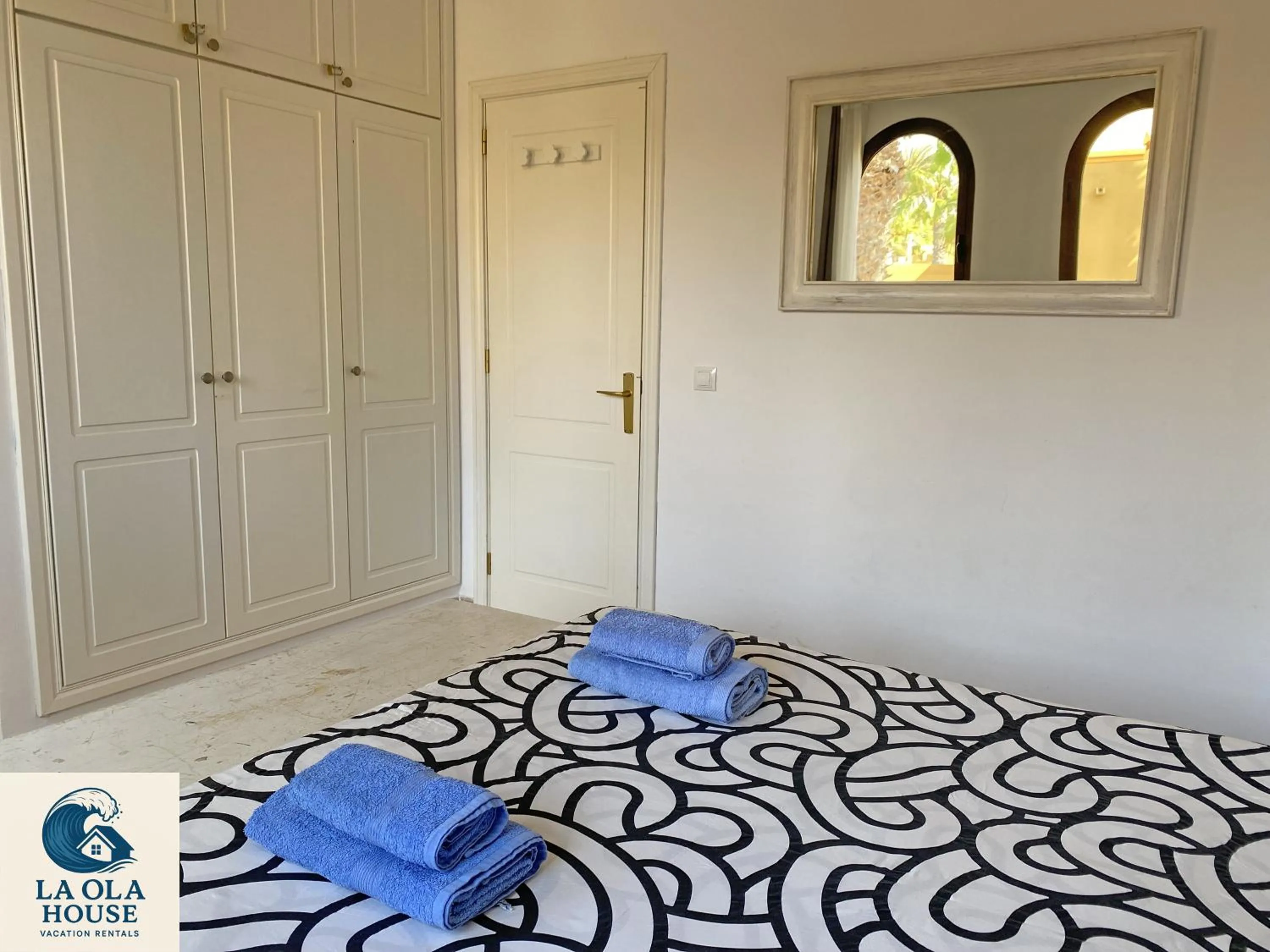 Bedroom, Bed in La Ola House Precioso apartamento con piscina