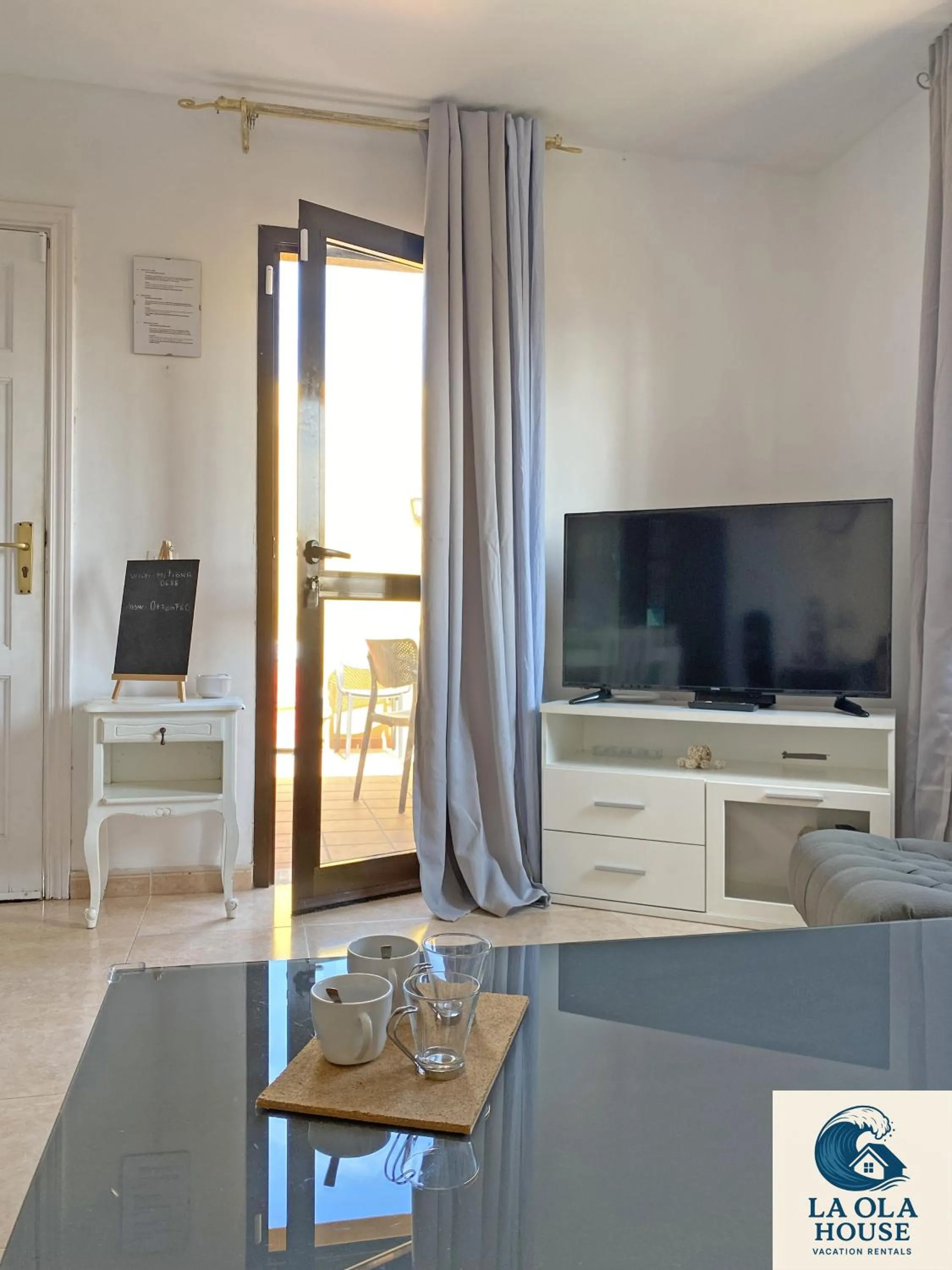 TV and multimedia in La Ola House Precioso apartamento con piscina