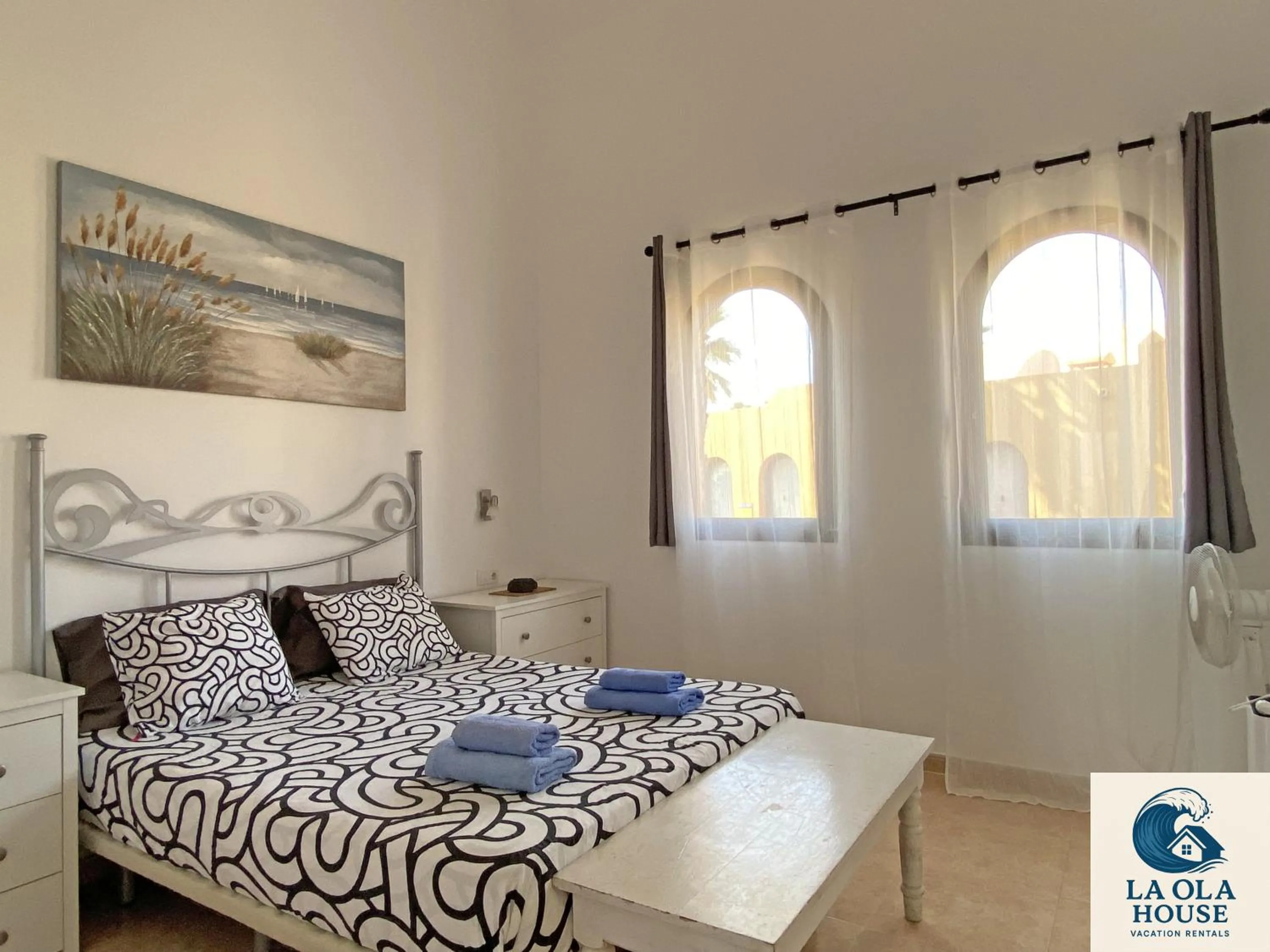 Photo of the whole room, Bed in La Ola House Precioso apartamento con piscina