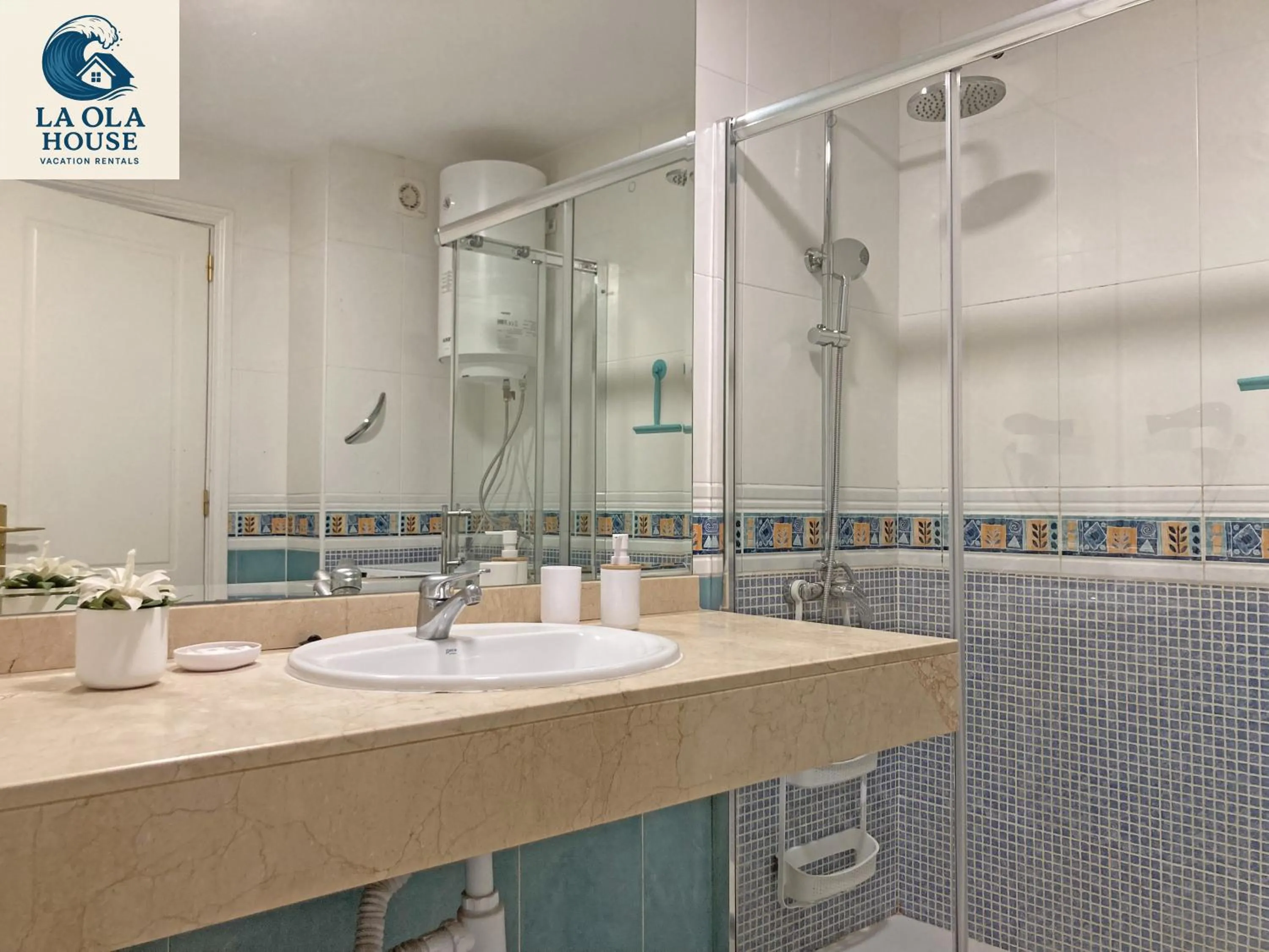 Bathroom in La Ola House Precioso apartamento con piscina