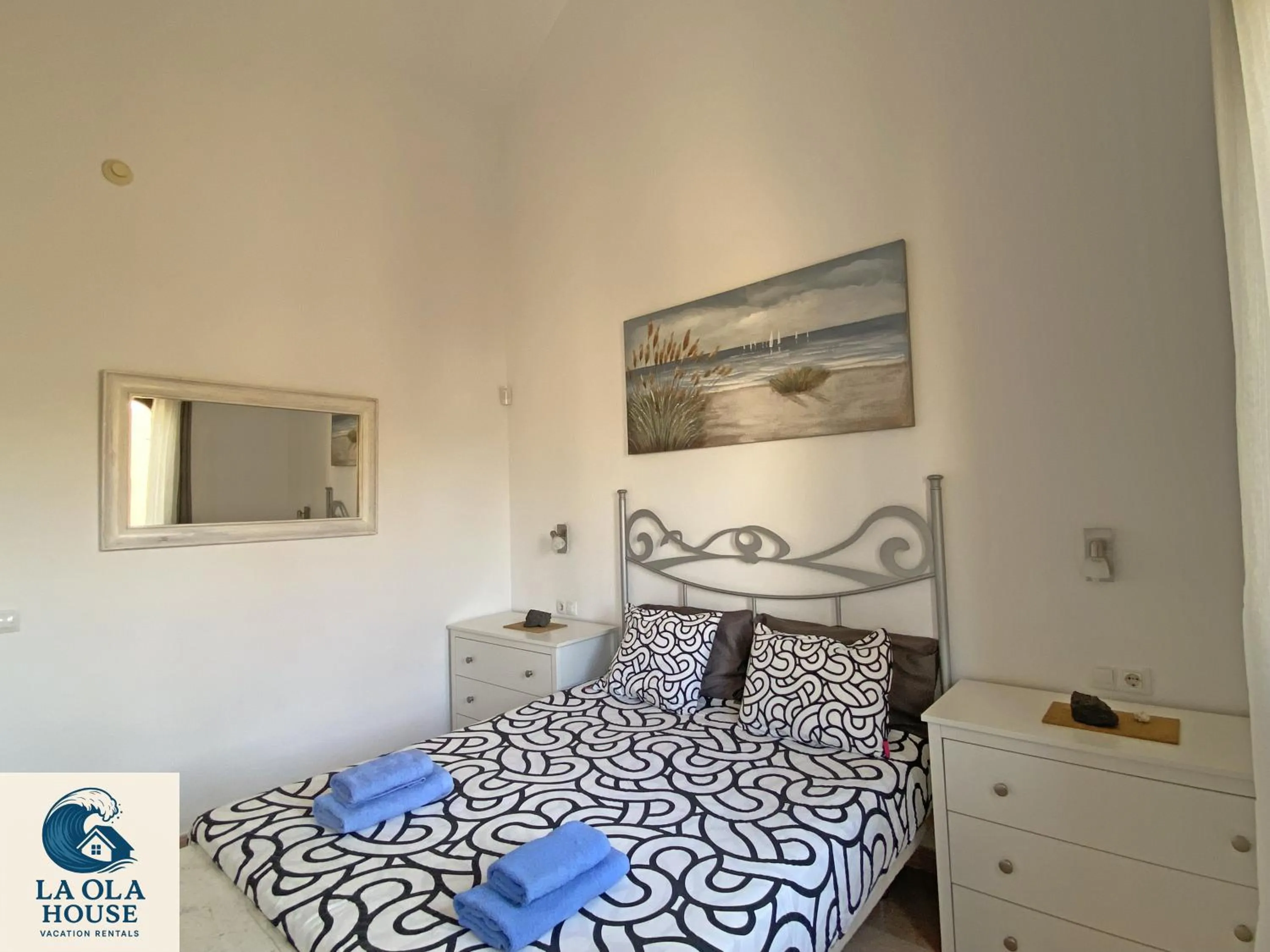 Bedroom, Bed in La Ola House Precioso apartamento con piscina