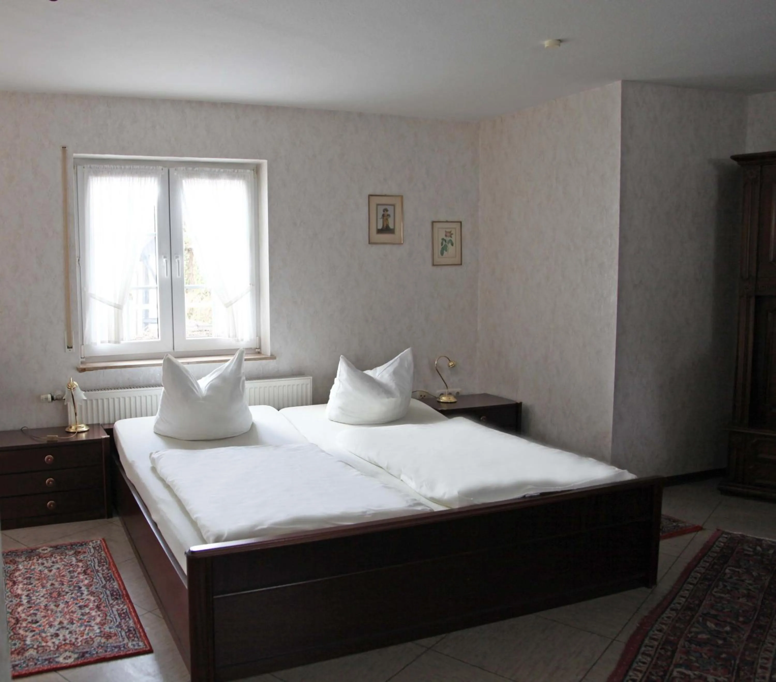 Text overlay, Bed in Hotel Landhaus Köln