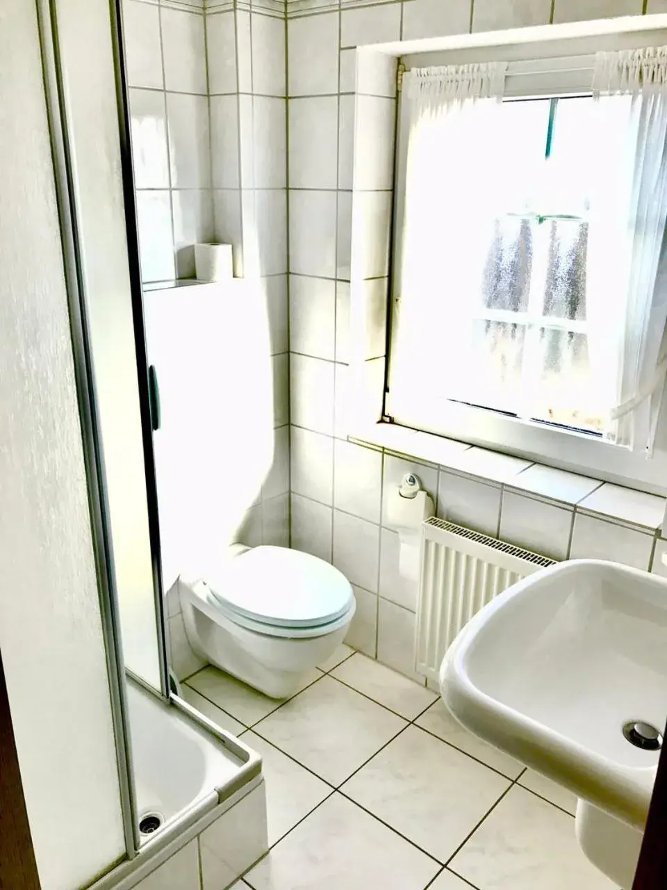 Quadruple Room with Bathroom in Hotel Landhaus Köln Quadruple Room with Bathroom in Hotel Landhaus Köln