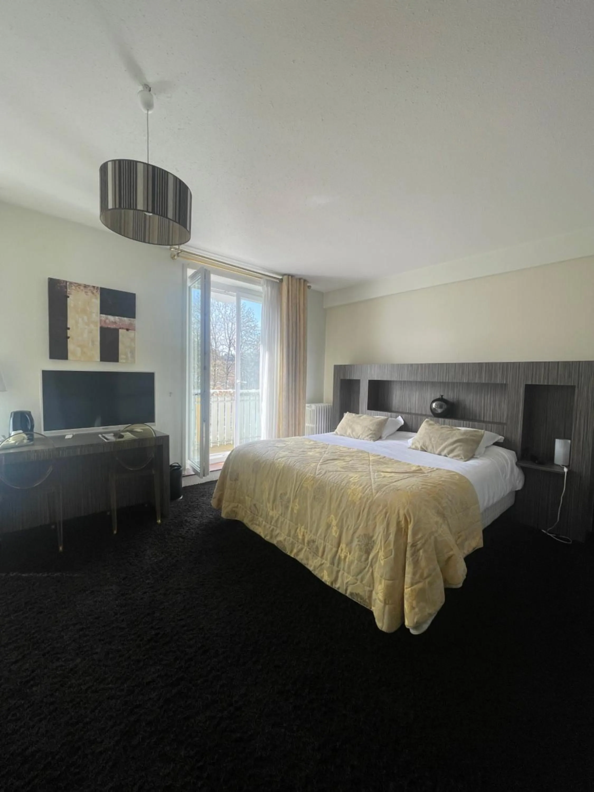 Bed in Hôtel La Réserve