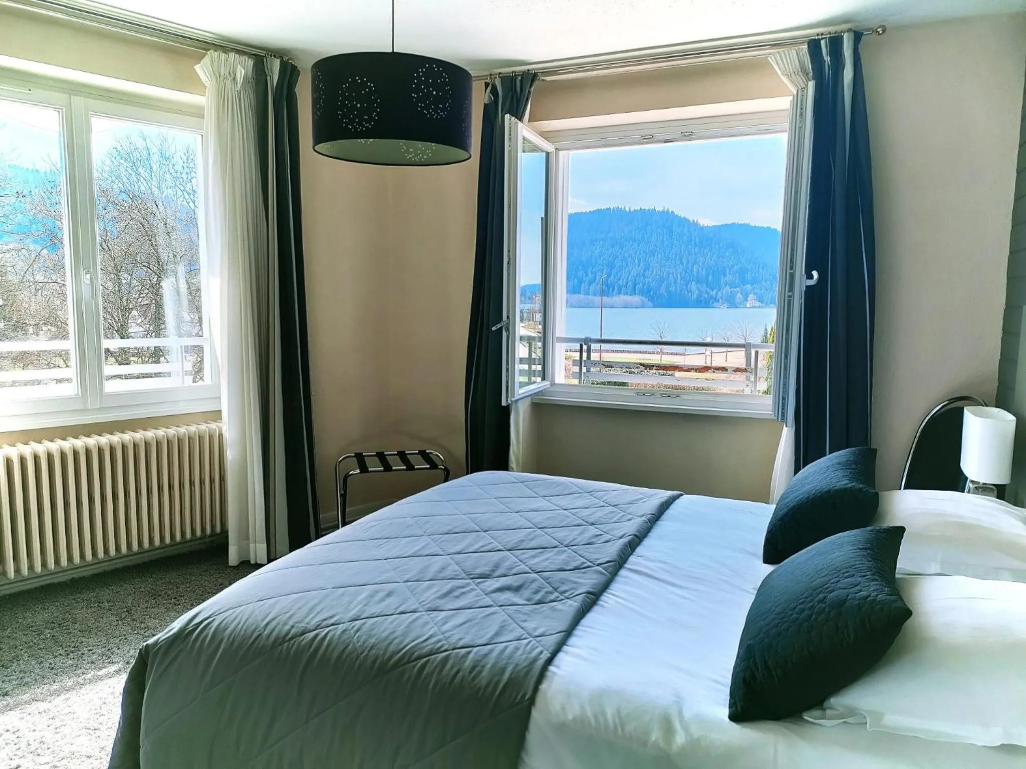 Property building, Bed in Hôtel La Réserve