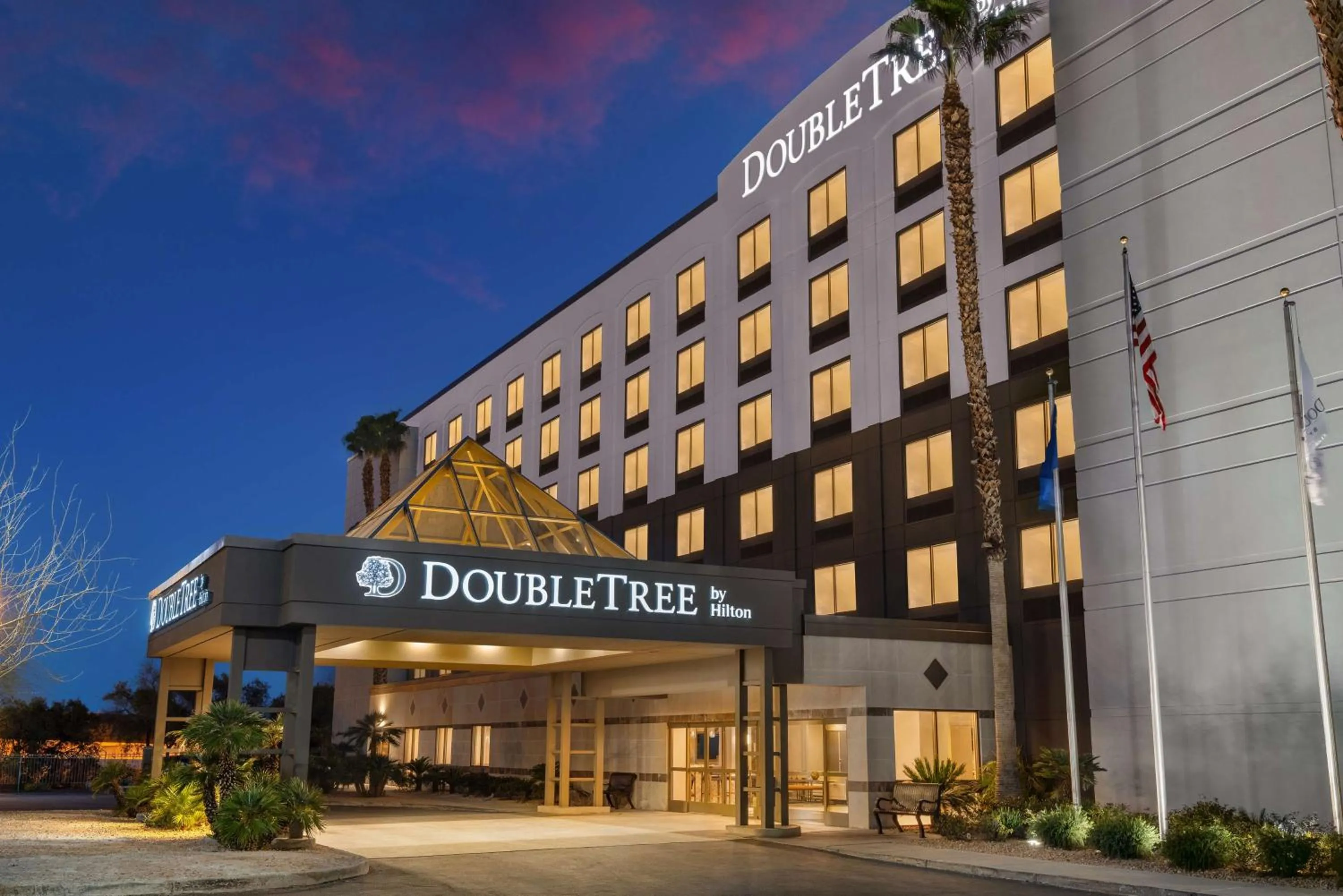 Property building in DoubleTree by Hilton Las Vegas Airport
