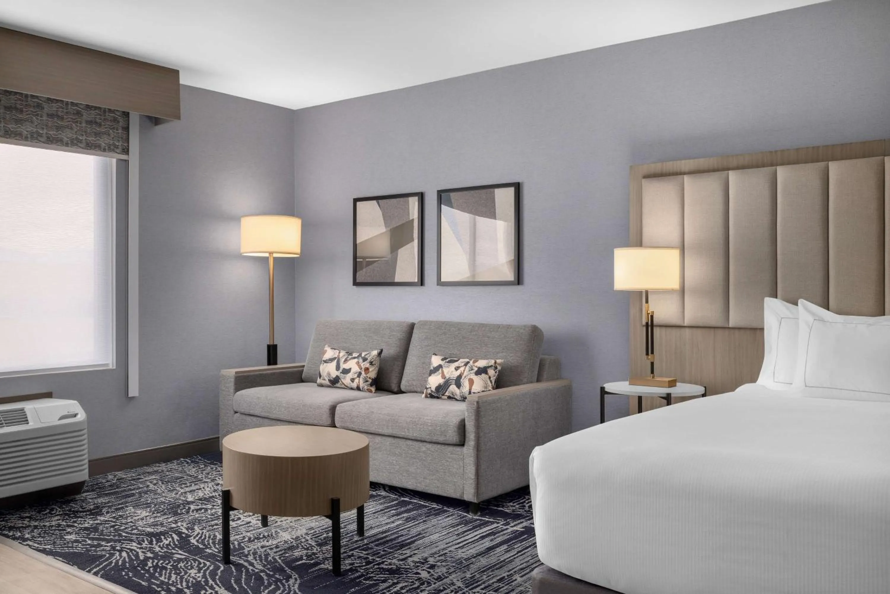 Living room, Bed in DoubleTree by Hilton Las Vegas Airport