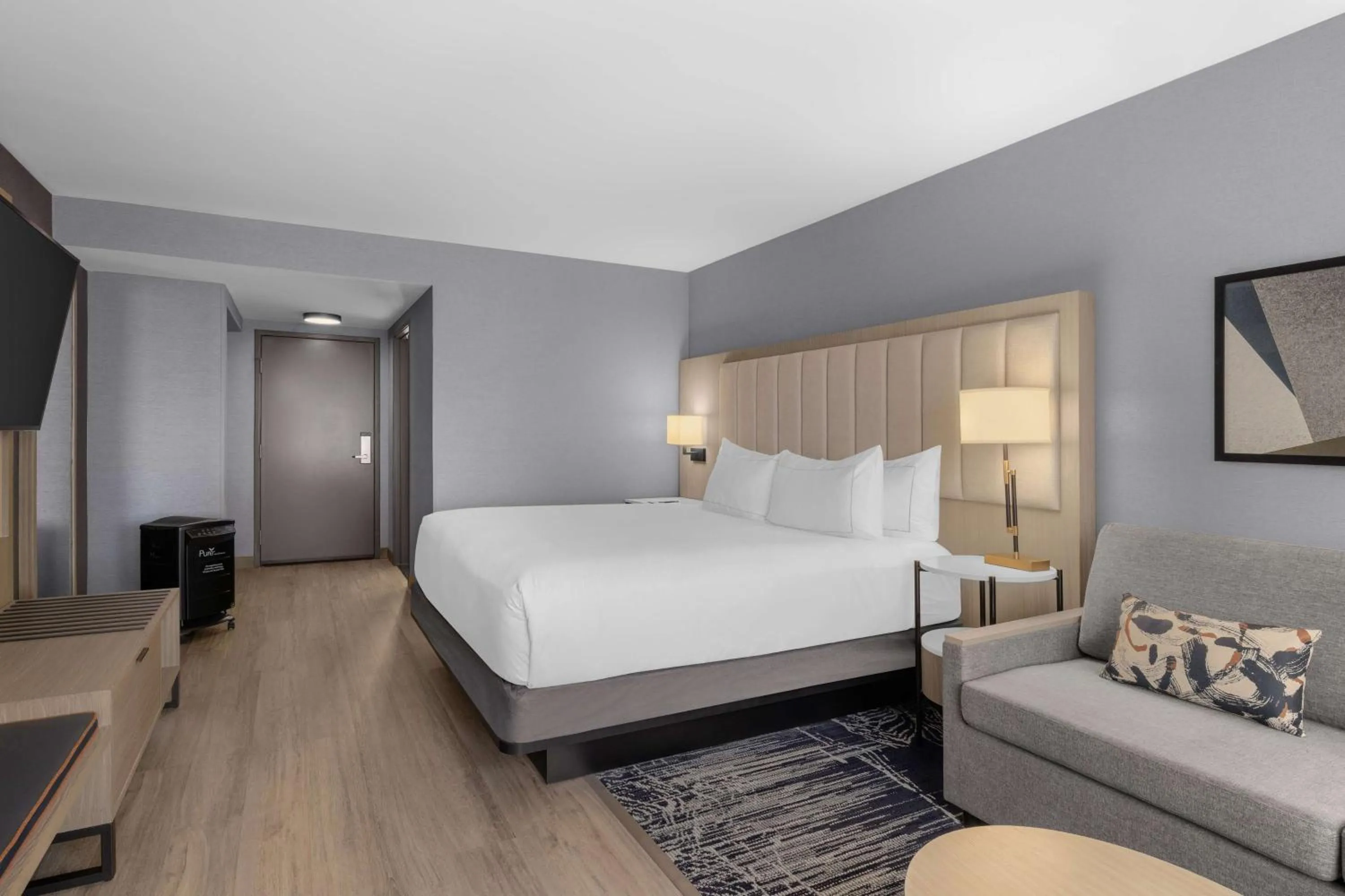 Living room, Bed in DoubleTree by Hilton Las Vegas Airport