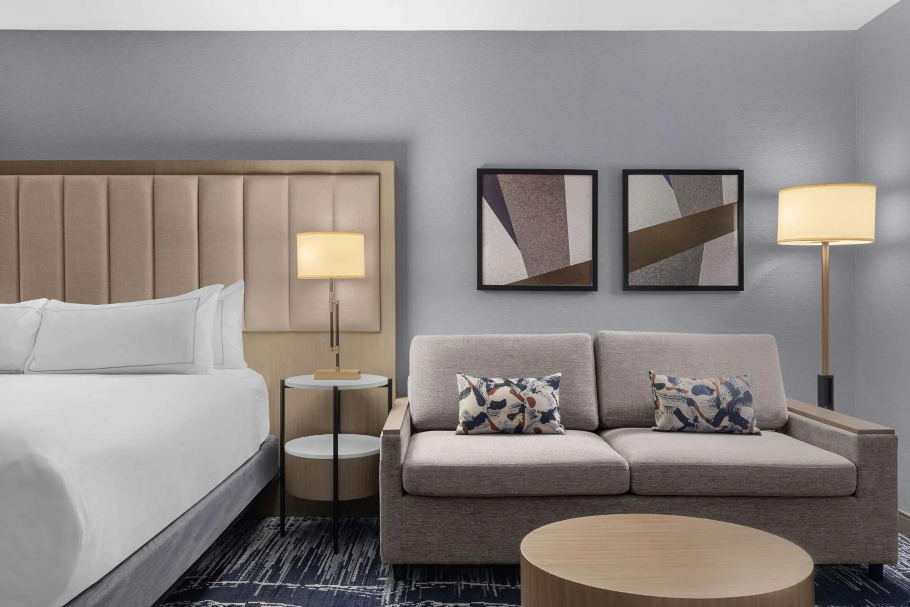 Living room, Bed in DoubleTree by Hilton Las Vegas Airport