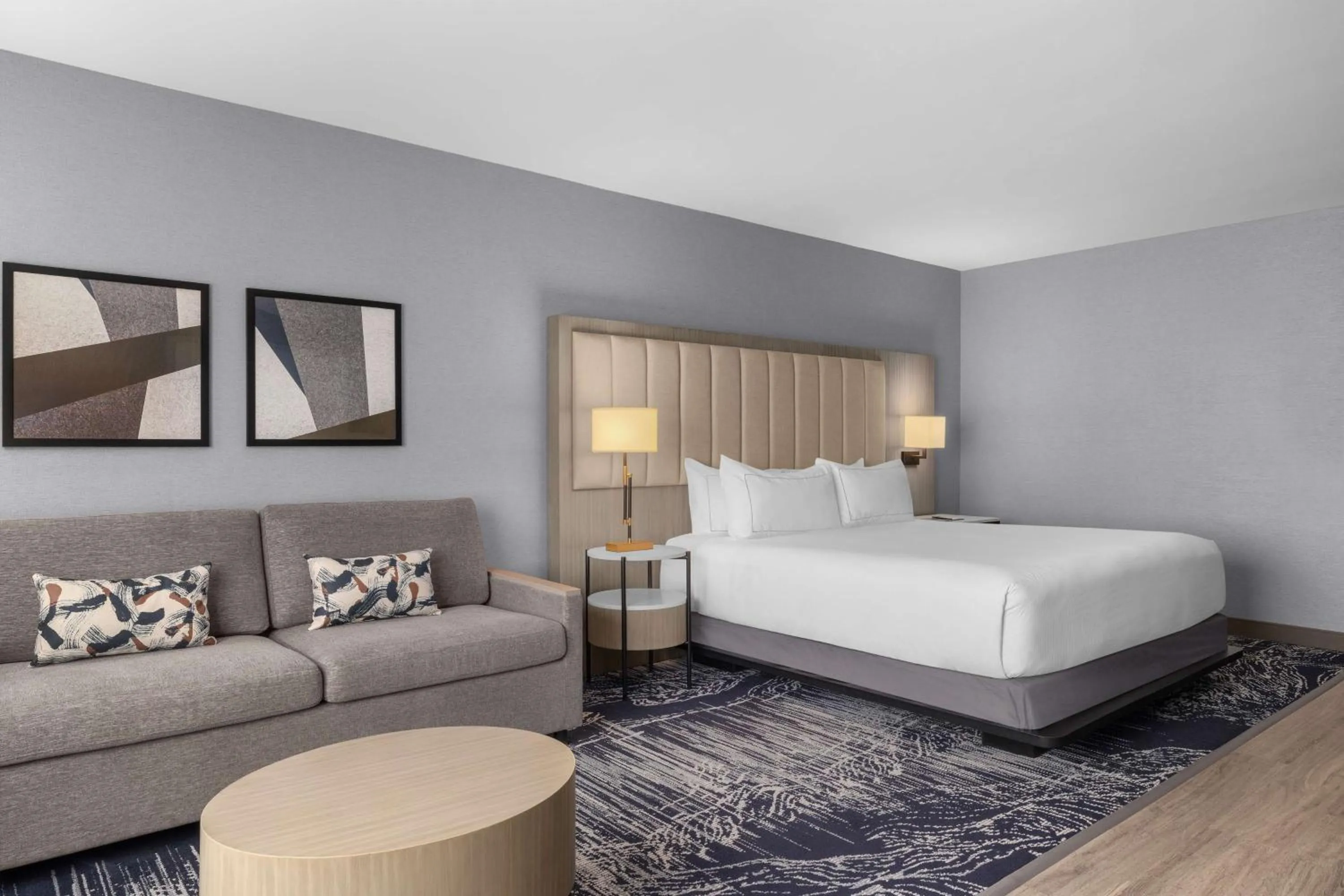 Living room, Bed in DoubleTree by Hilton Las Vegas Airport