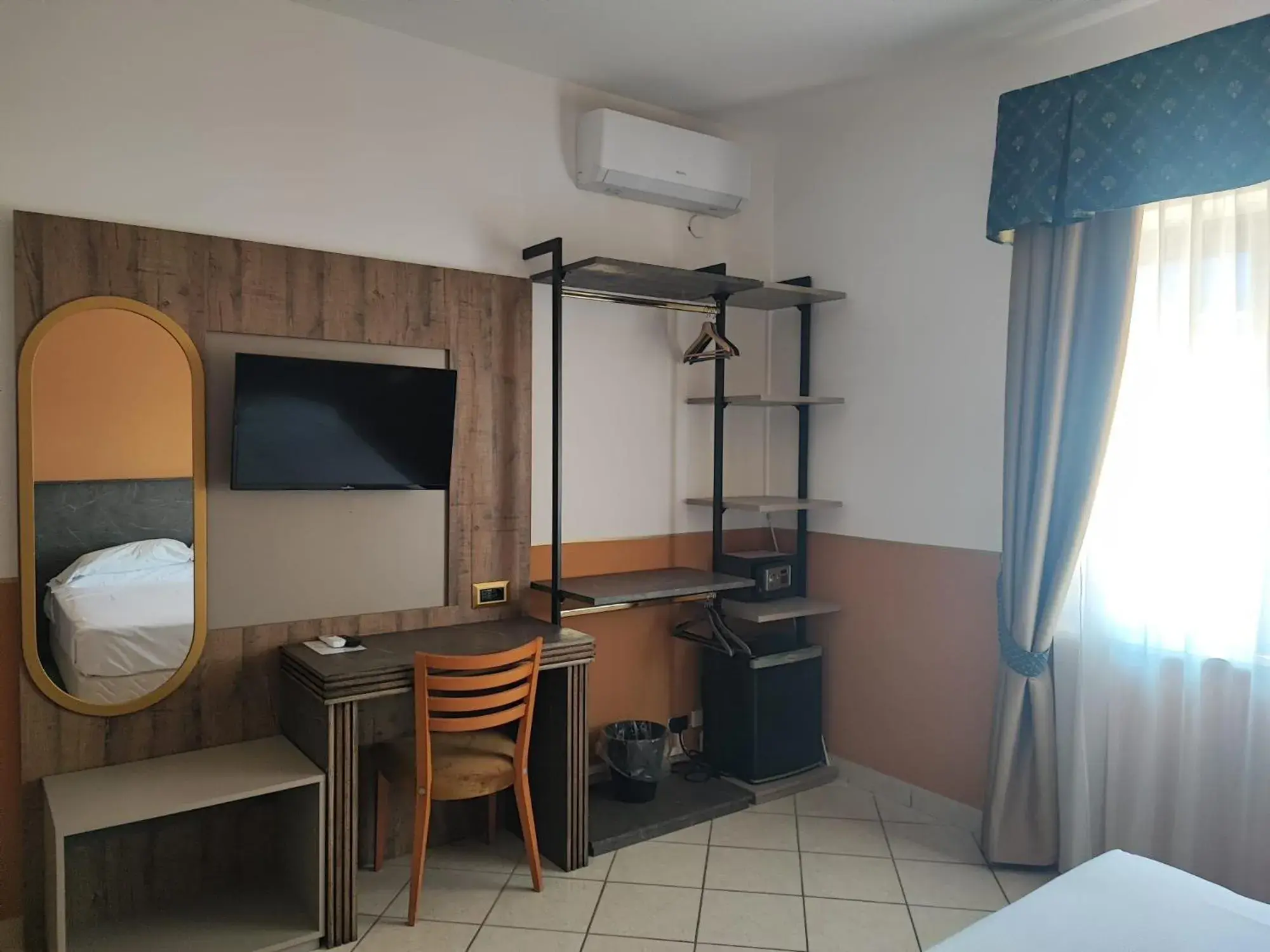 Bed, TV/Entertainment Center in Hotel Al Faro