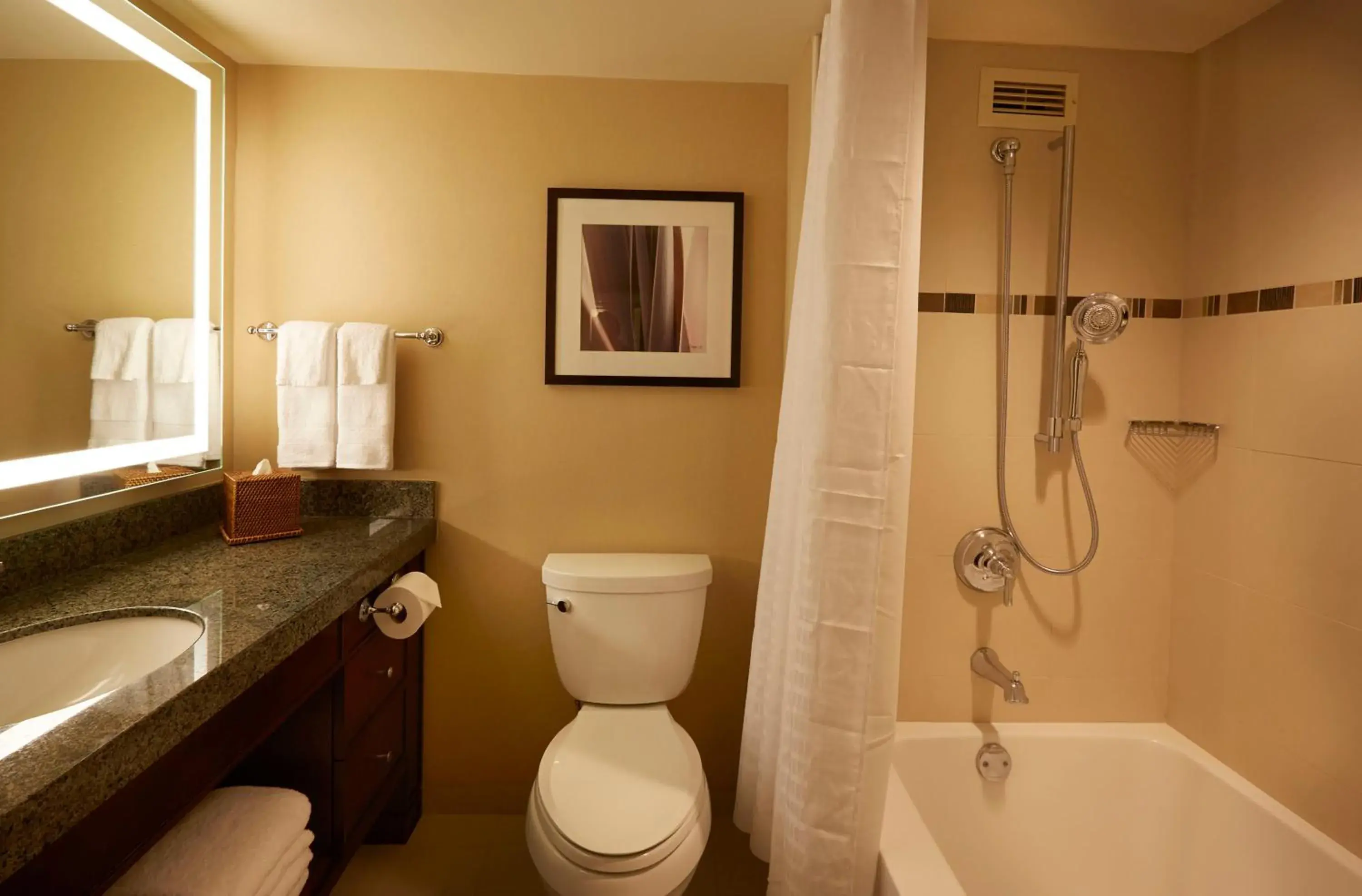 Rainbow Tower Ocean Front Corner Diamond Head View with King Bed in Hilton Hawaiian Village Waikiki Beach Resort Rainbow Tower Ocean Front Corner Diamond Head View with King Bed in Hilton Hawaiian Village Waikiki Beach Resort