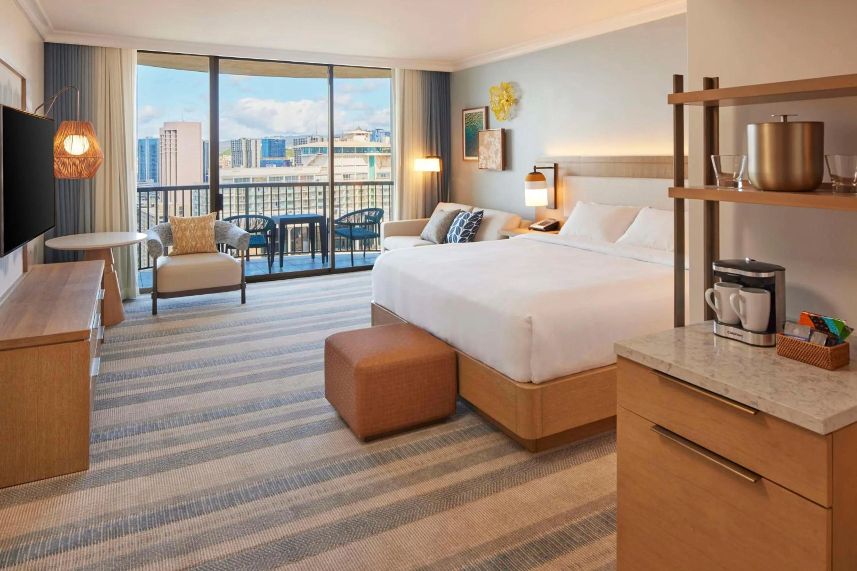 Living room, Bed in Hilton Hawaiian Village Waikiki Beach Resort