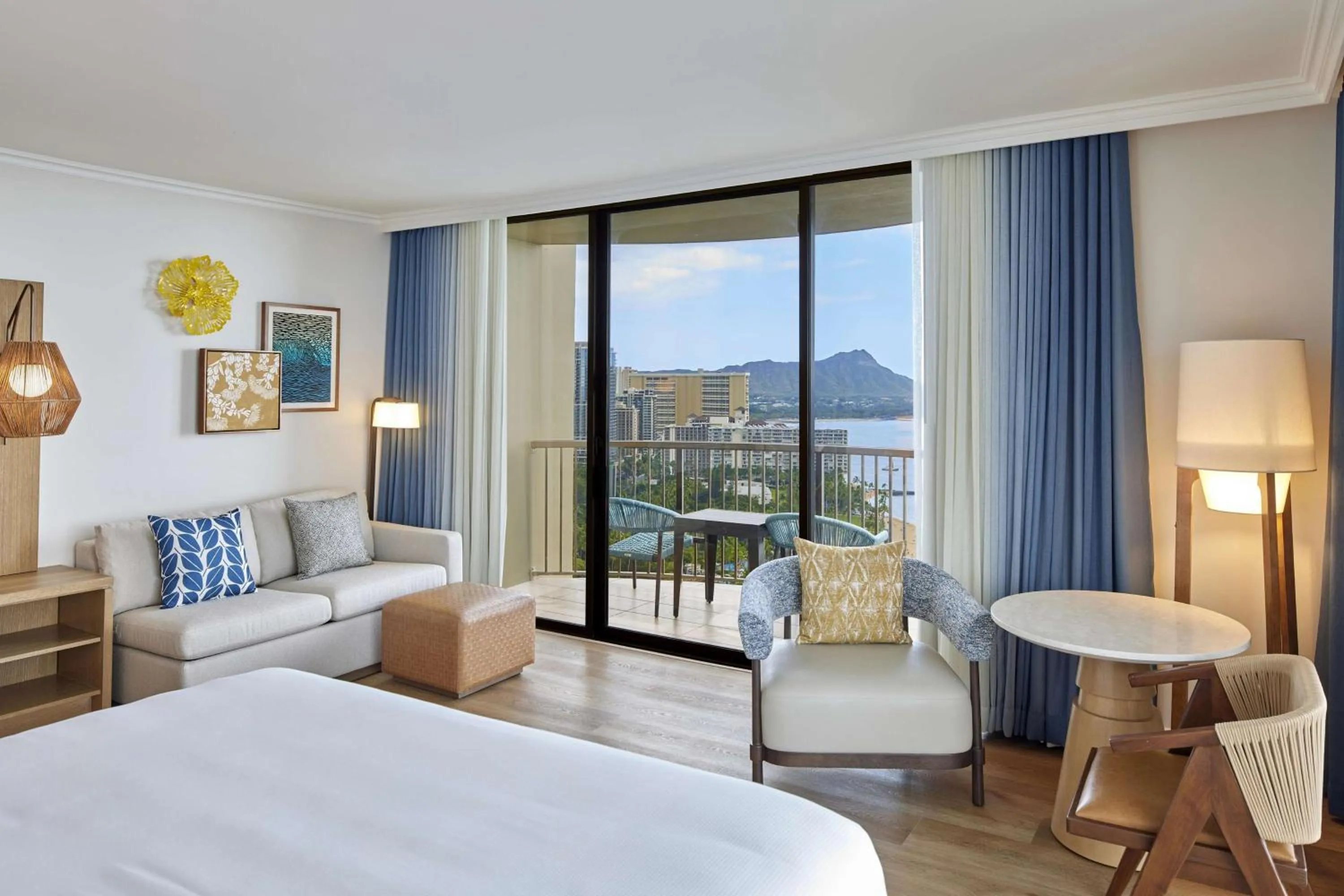 Living room, Bed in Hilton Hawaiian Village Waikiki Beach Resort