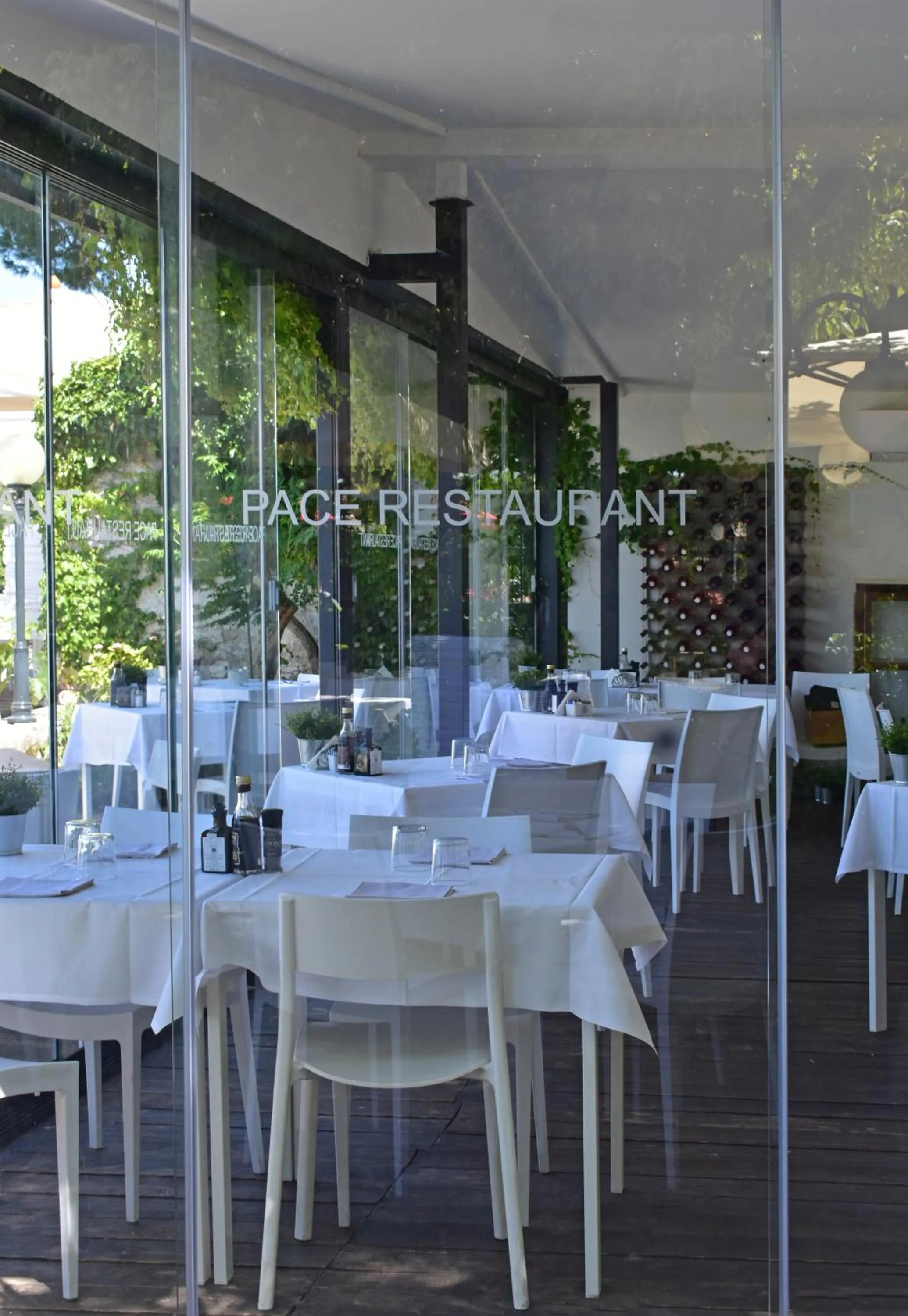 Restaurant/places to eat in Hotel Pace