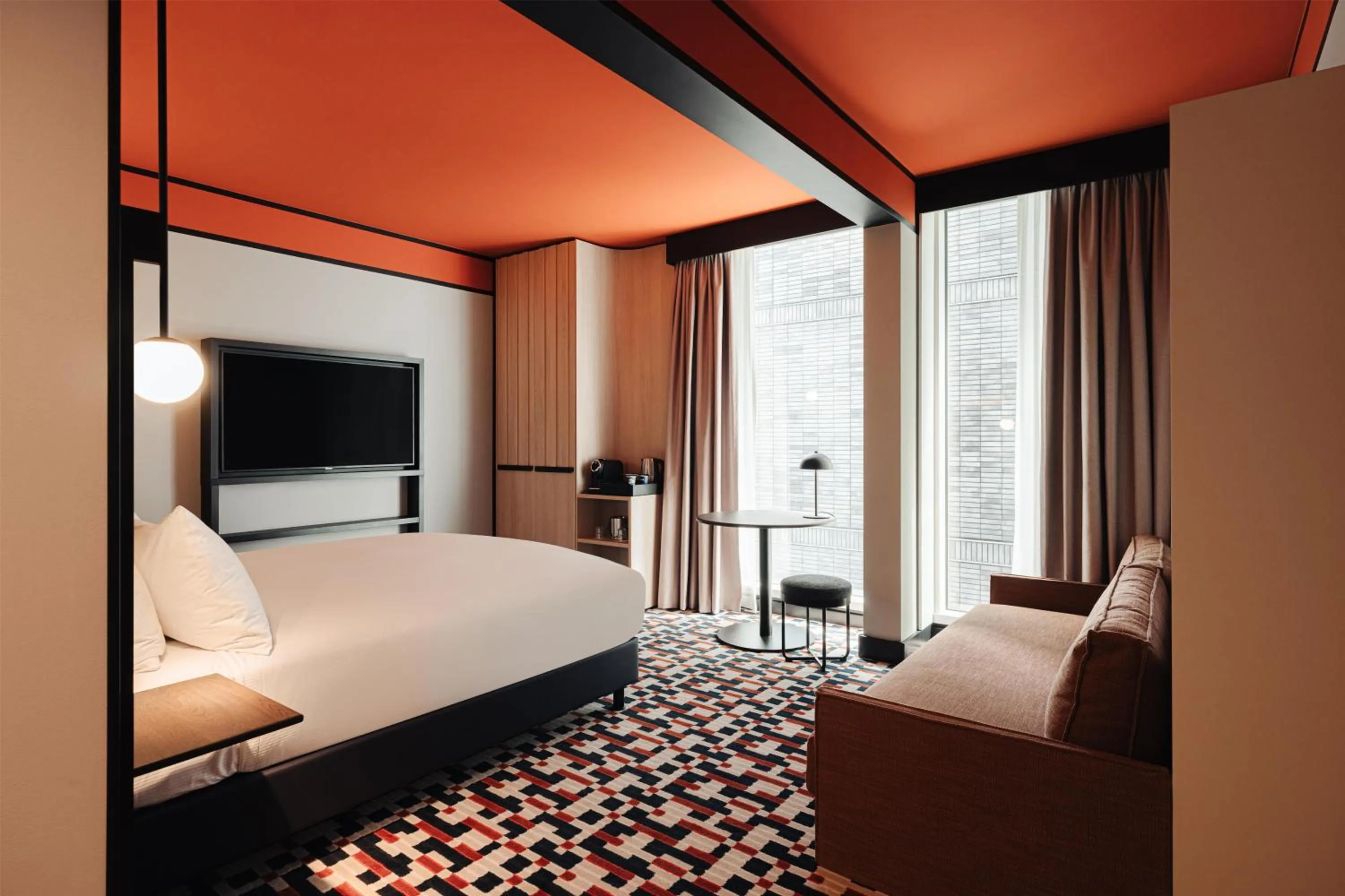 Living room, Bed in DoubleTree by Hilton Amsterdam Centraal Station