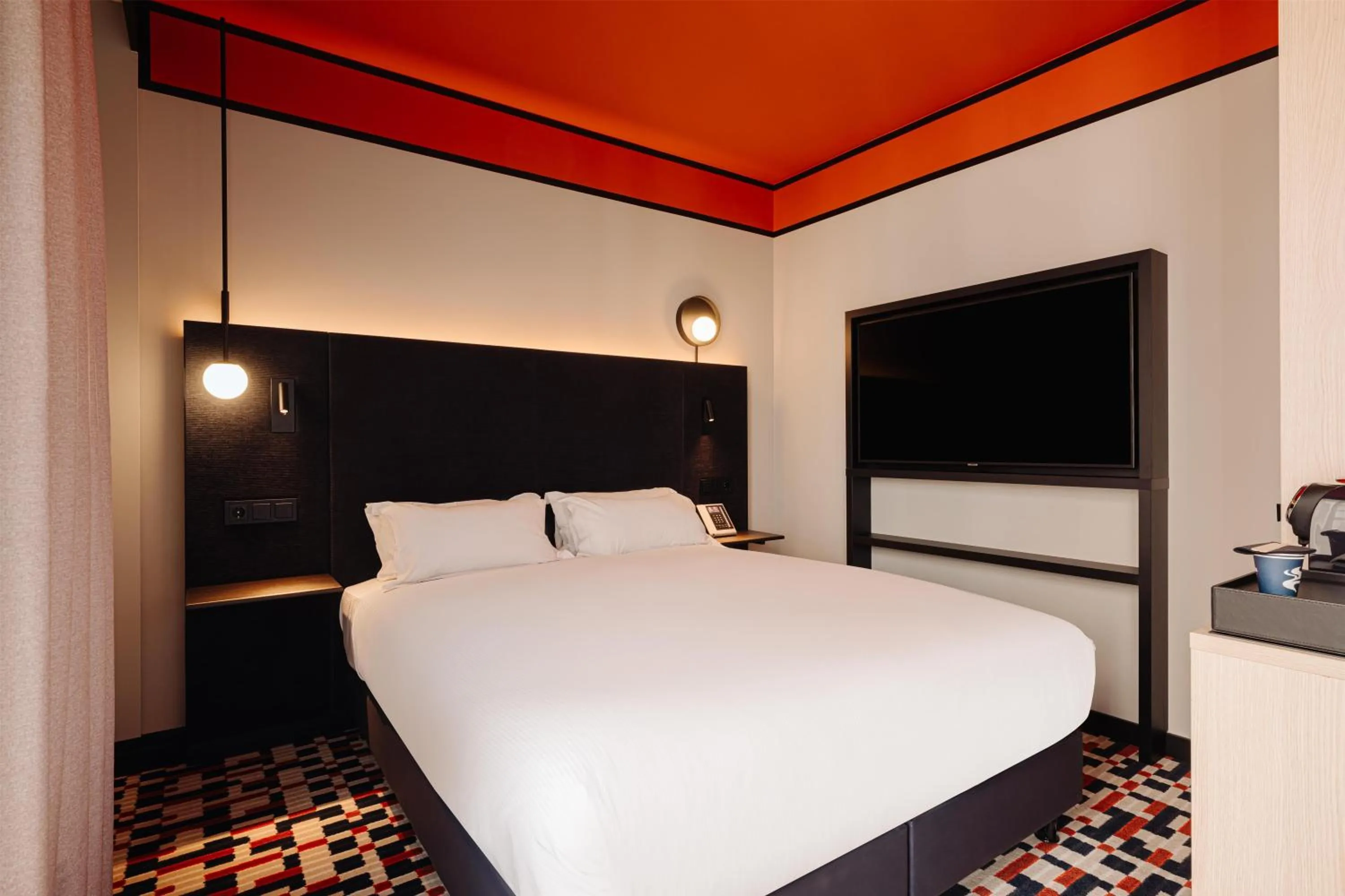 Bed in DoubleTree by Hilton Amsterdam Centraal Station