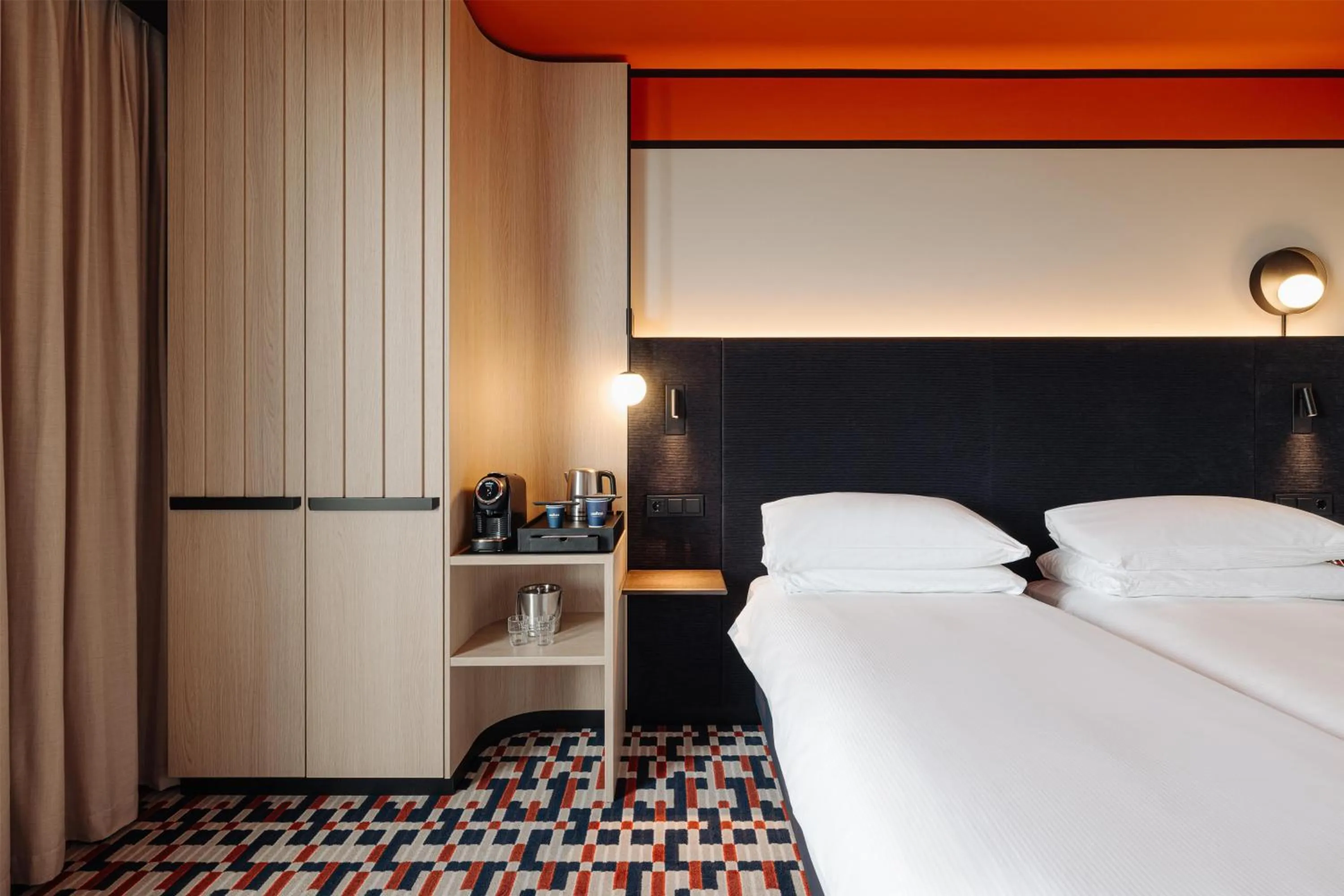 Bed in DoubleTree by Hilton Amsterdam Centraal Station