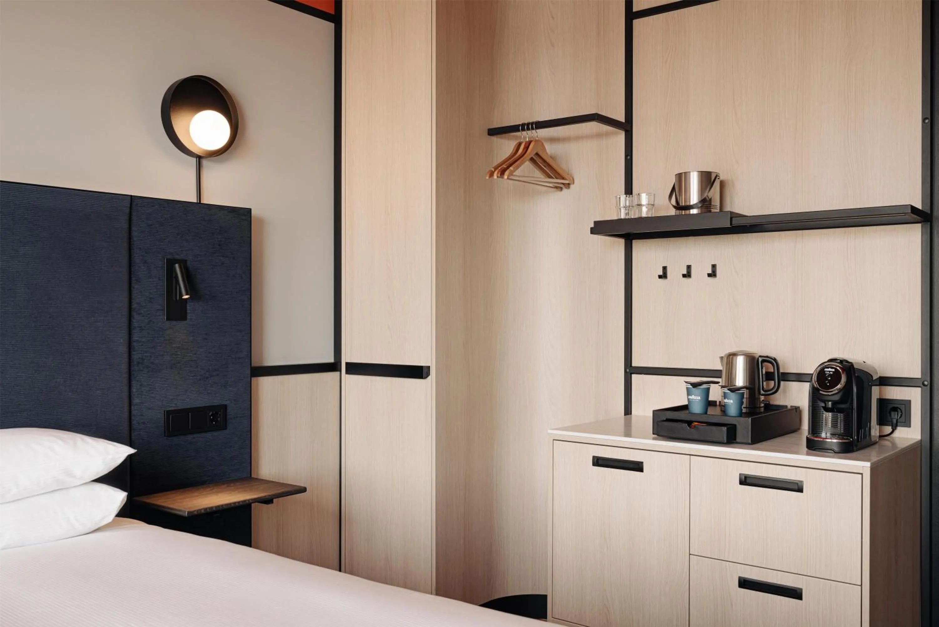 Bed in DoubleTree by Hilton Amsterdam Centraal Station