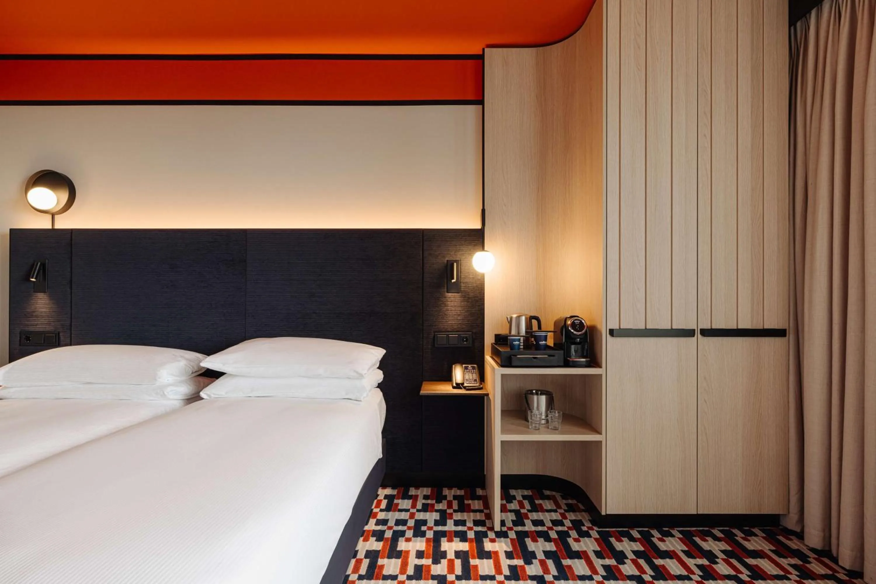Bed in DoubleTree by Hilton Amsterdam Centraal Station