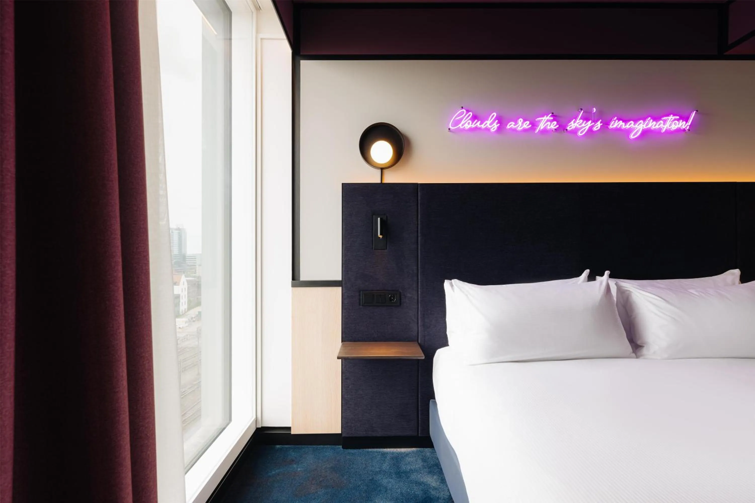 Bed in DoubleTree by Hilton Amsterdam Centraal Station