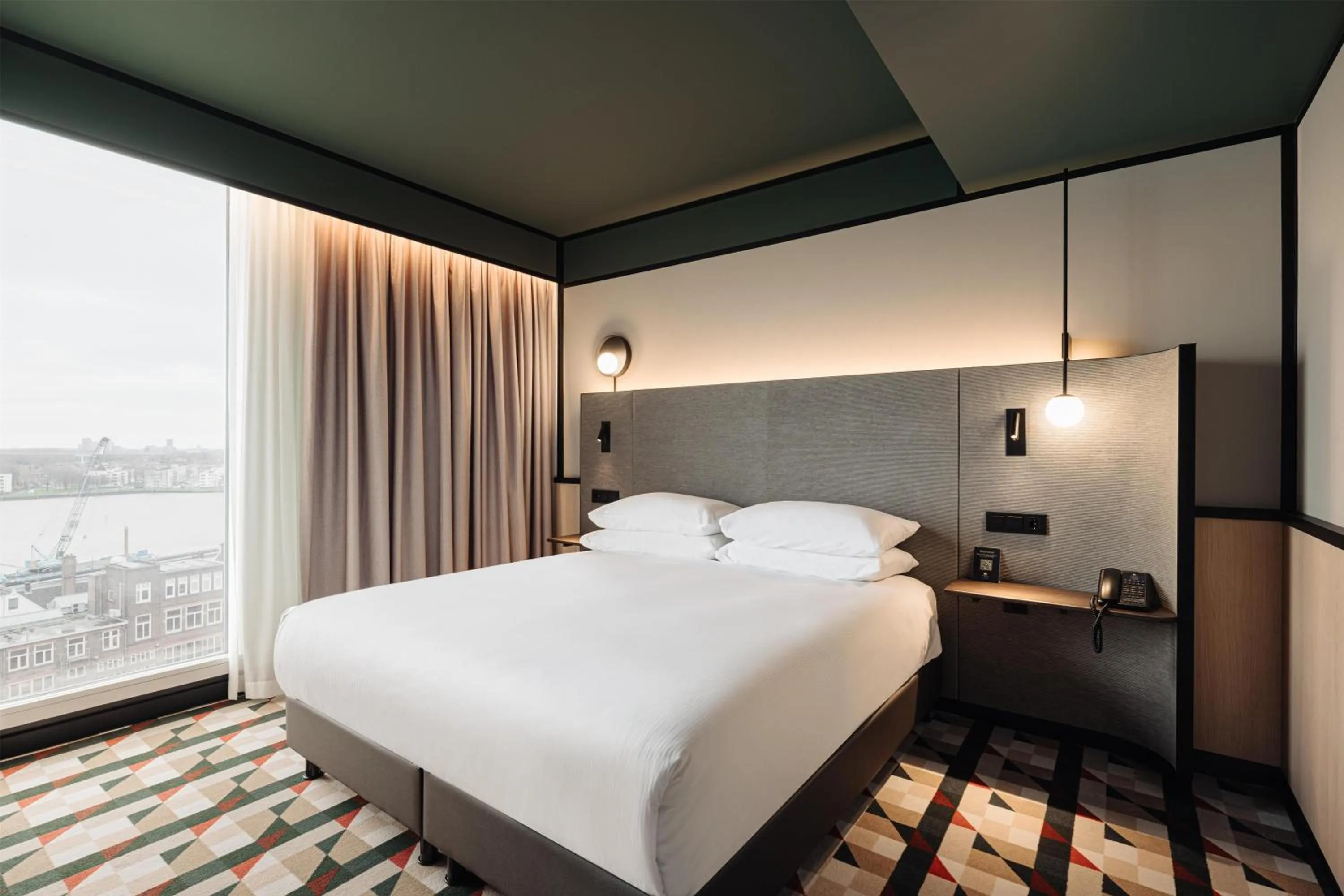 Bed in DoubleTree by Hilton Amsterdam Centraal Station