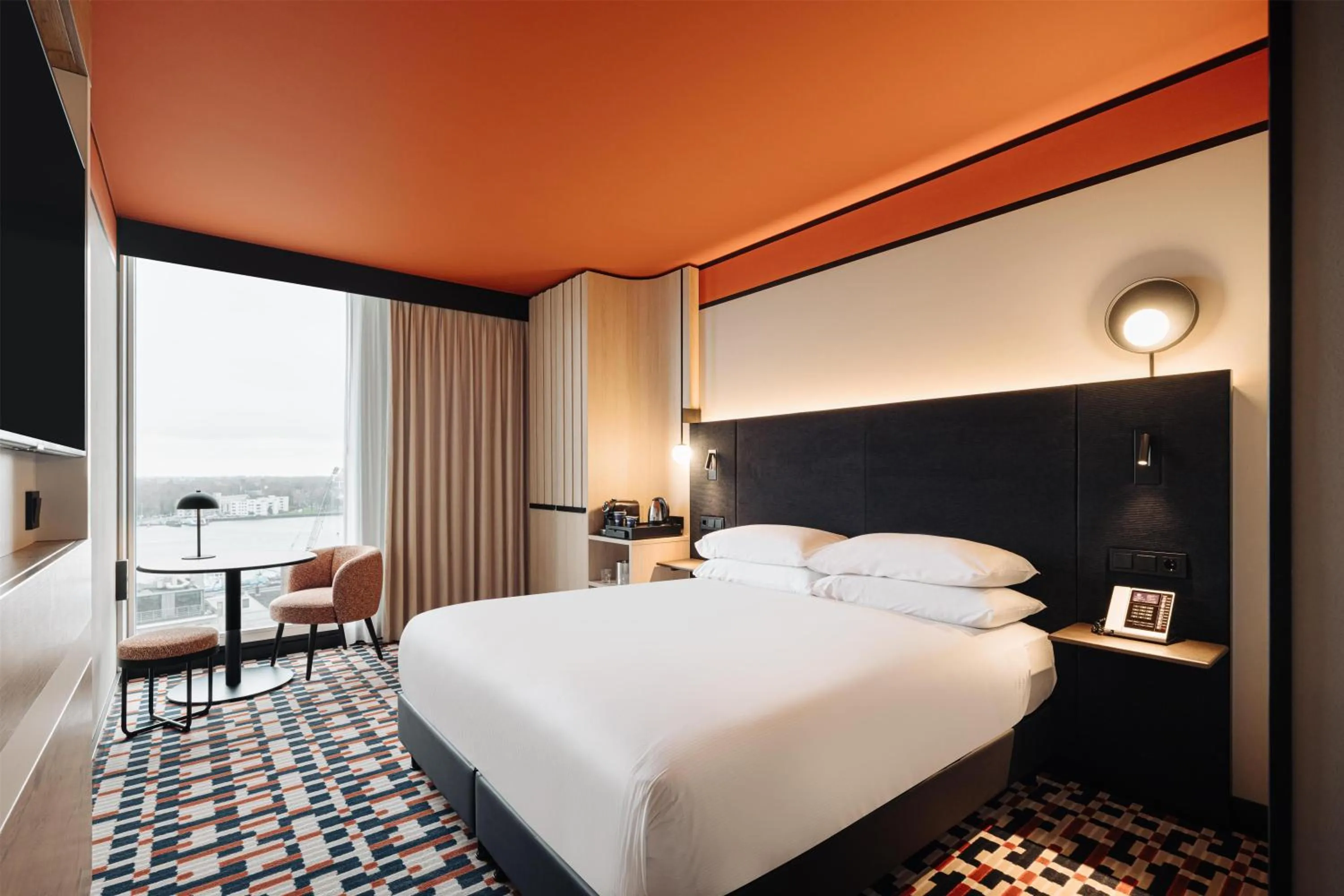 View (from property/room), Bed in DoubleTree by Hilton Amsterdam Centraal Station