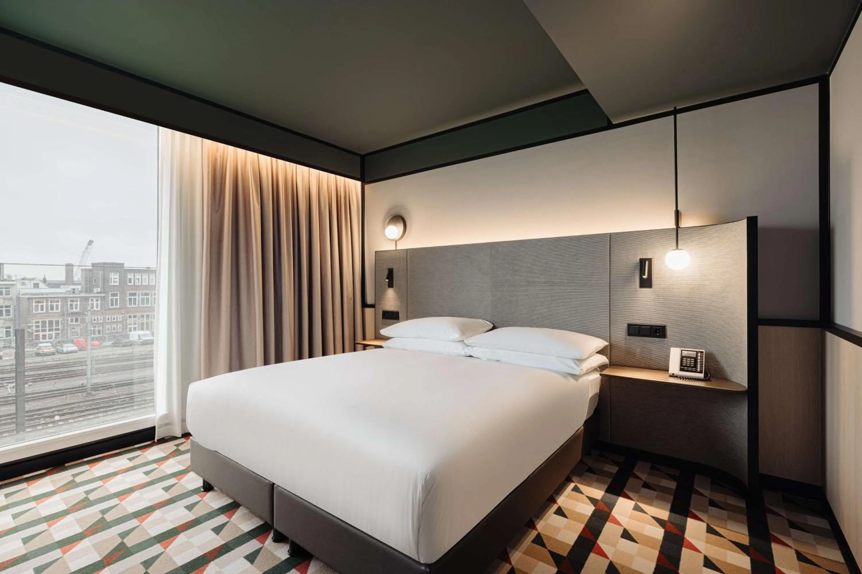 Bed in DoubleTree by Hilton Amsterdam Centraal Station