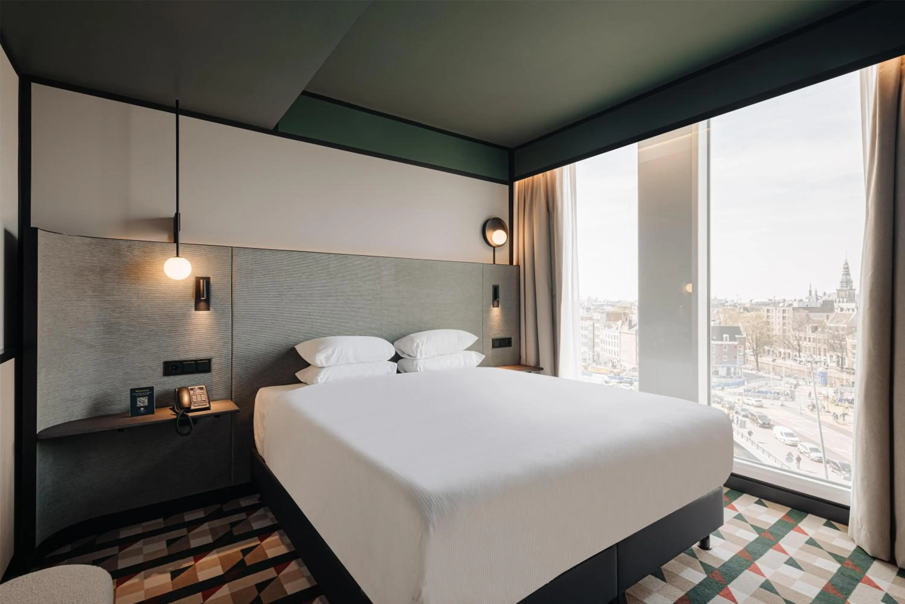 Bed in DoubleTree by Hilton Amsterdam Centraal Station