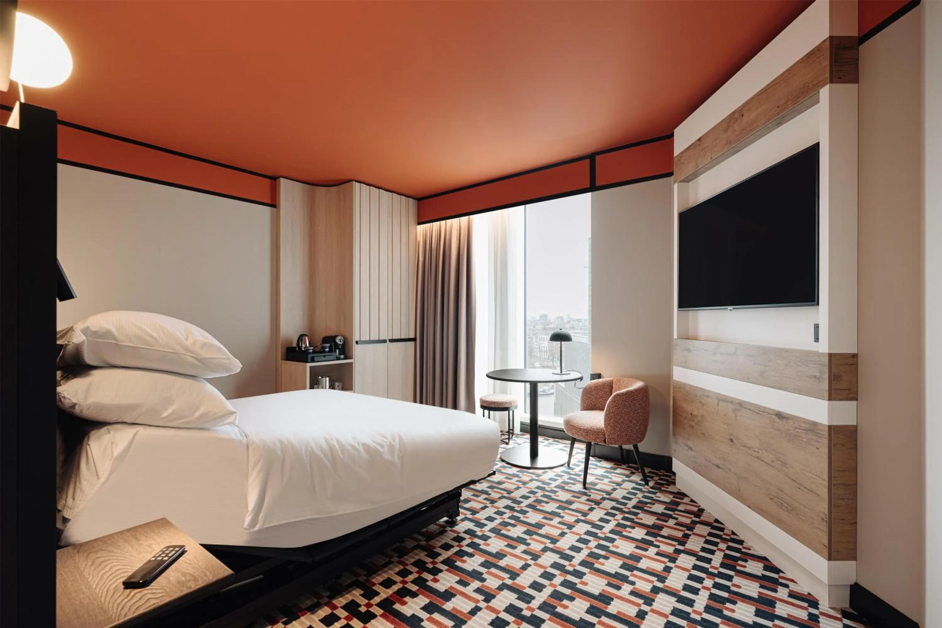 Bed in DoubleTree by Hilton Amsterdam Centraal Station