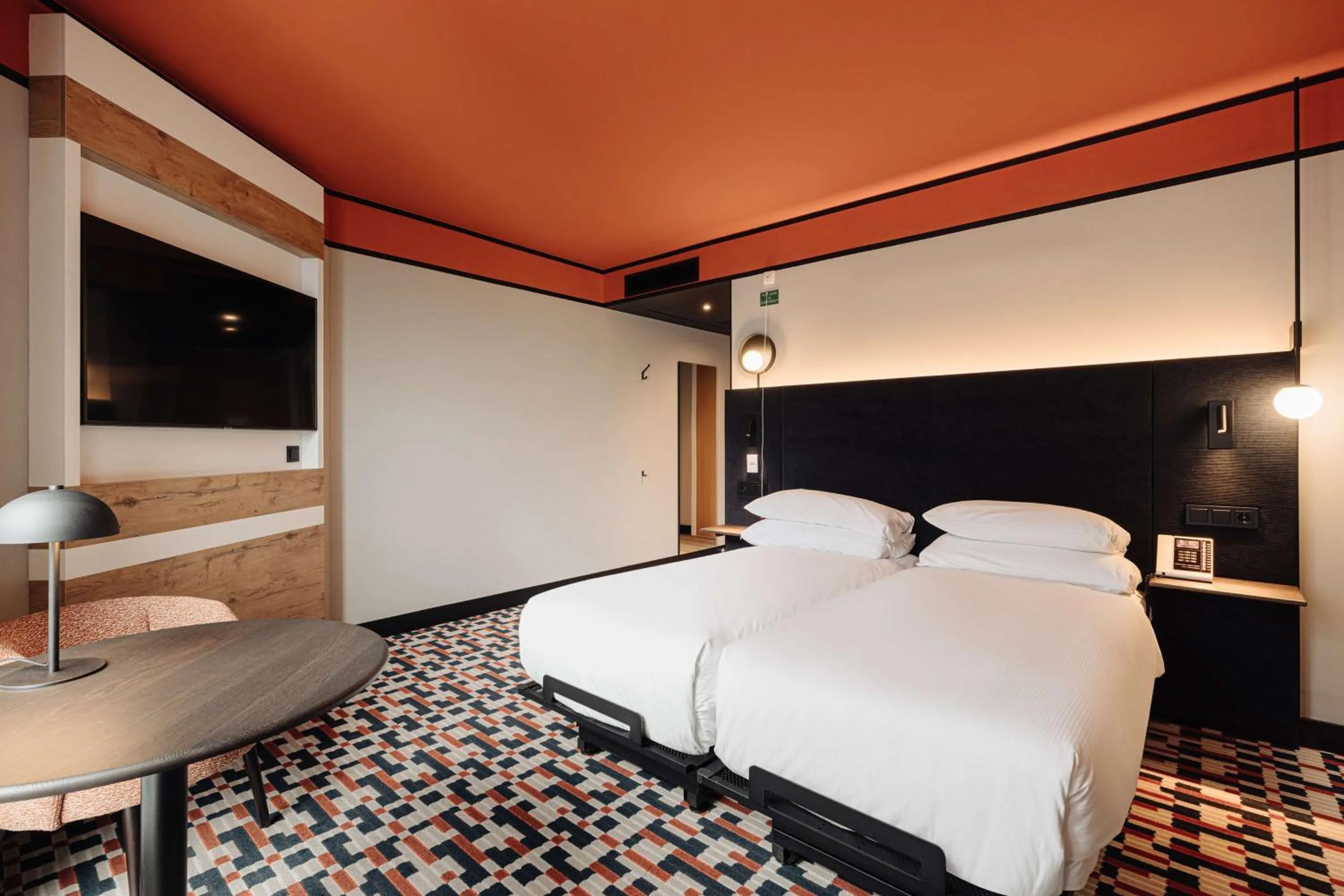 Bed in DoubleTree by Hilton Amsterdam Centraal Station