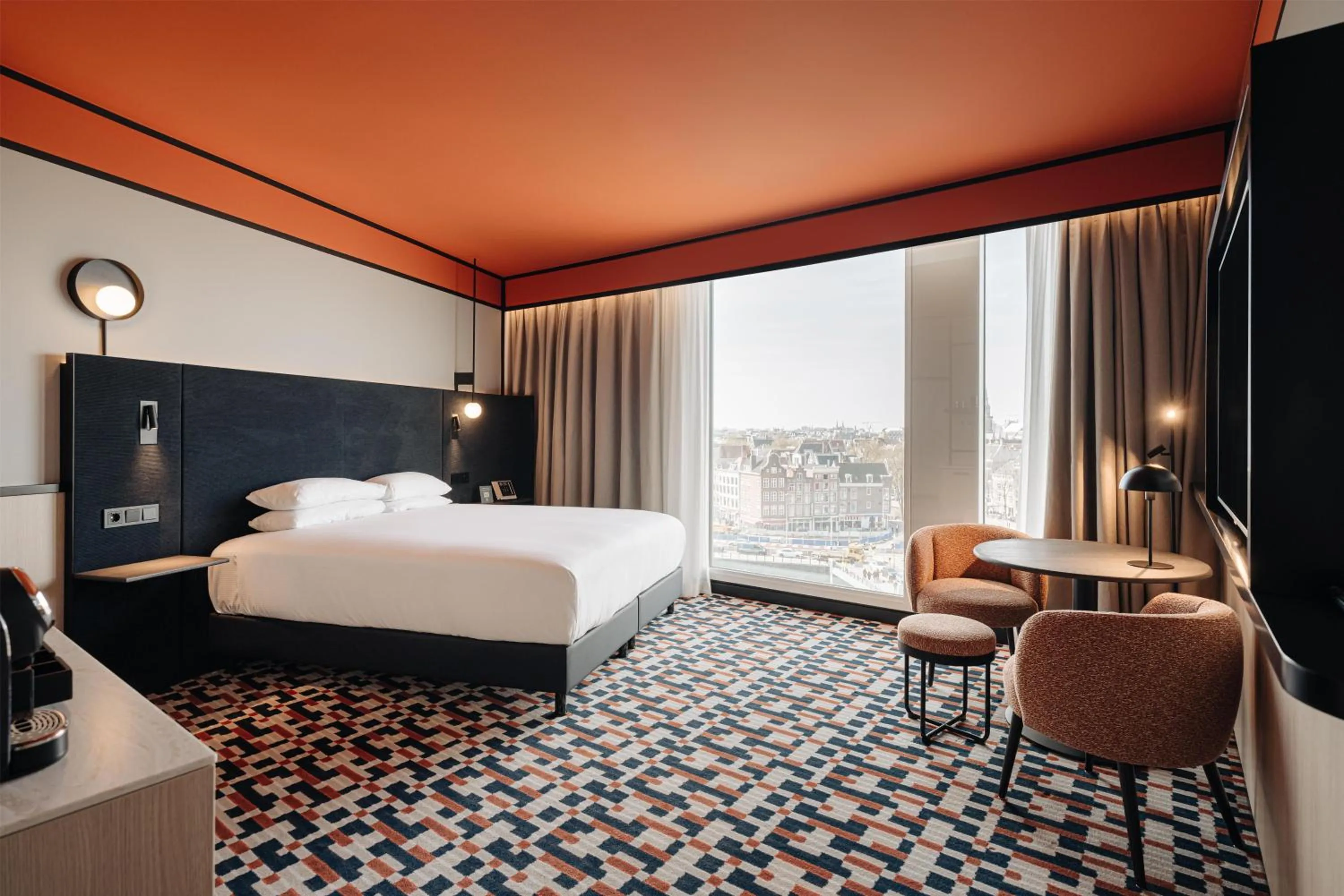 Living room, Bed in DoubleTree by Hilton Amsterdam Centraal Station