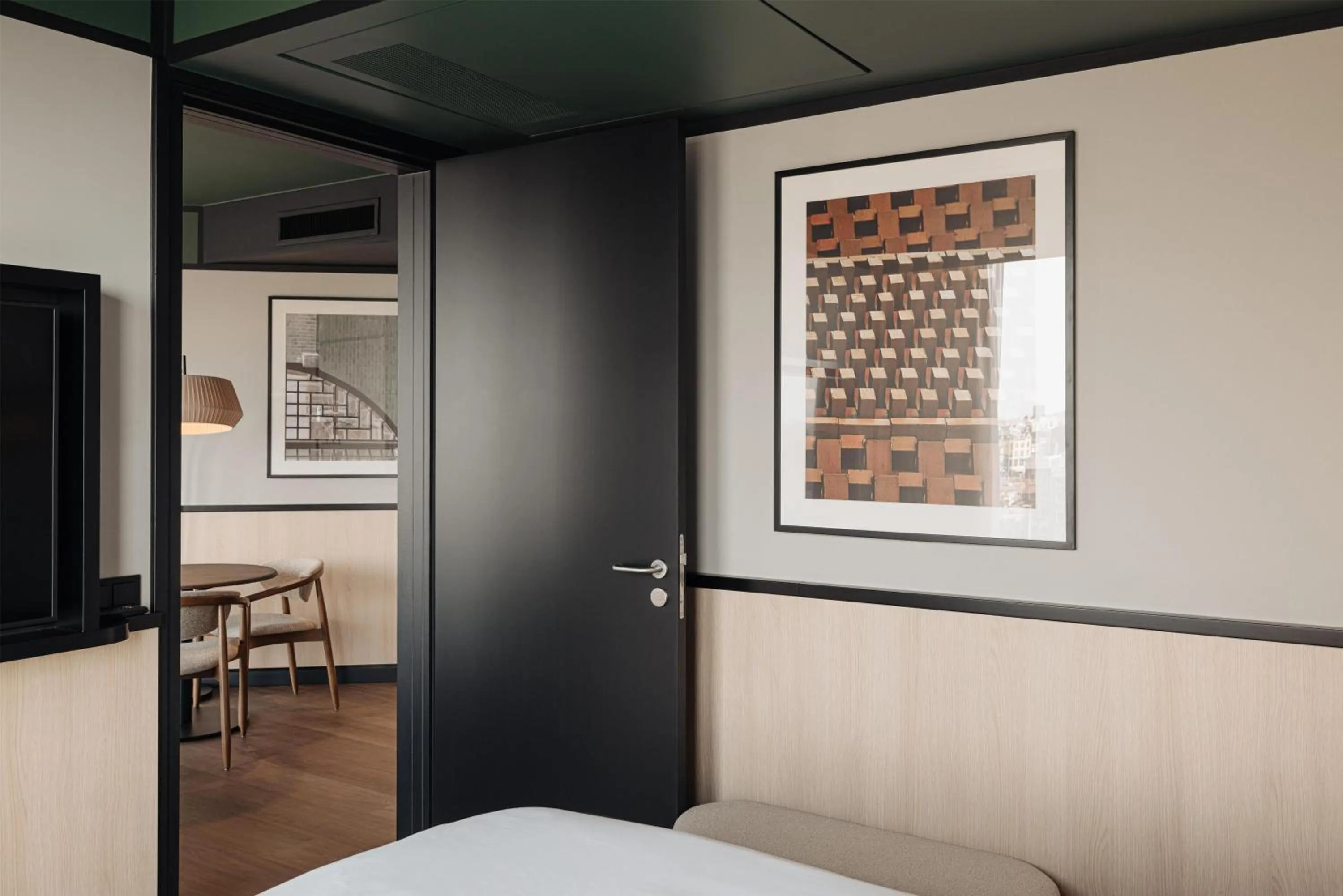 Living room, Bed in DoubleTree by Hilton Amsterdam Centraal Station