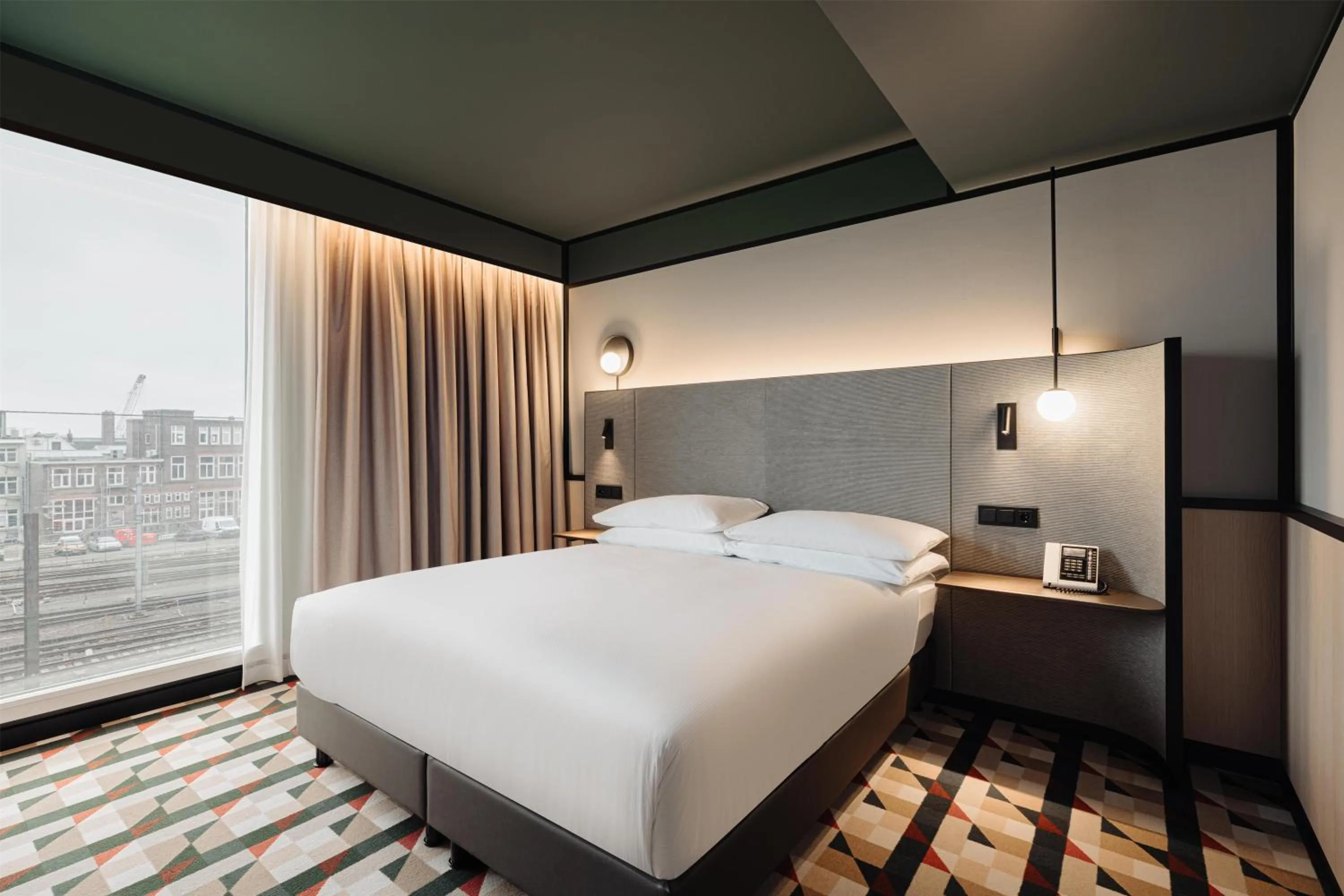 Bed in DoubleTree by Hilton Amsterdam Centraal Station