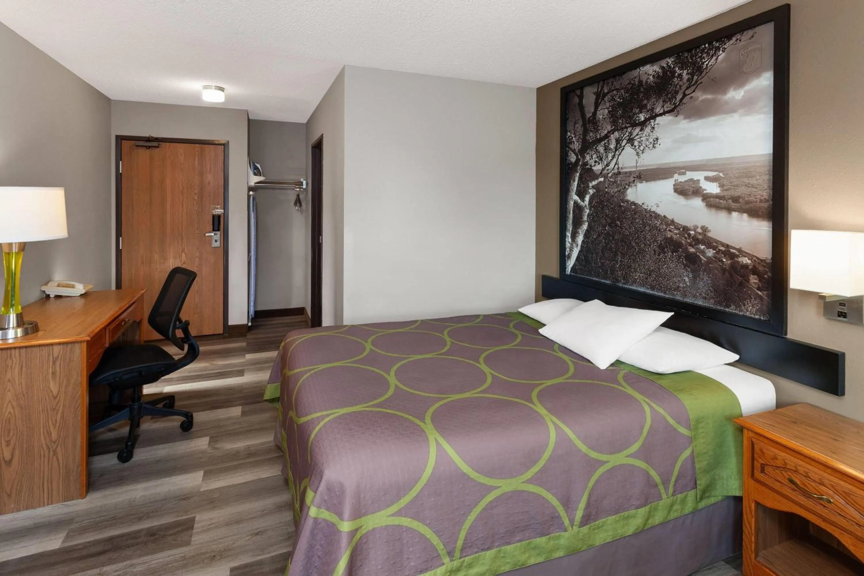 Photo of the whole room, Bed in Super 8 by Wyndham Green Bay Near Stadium