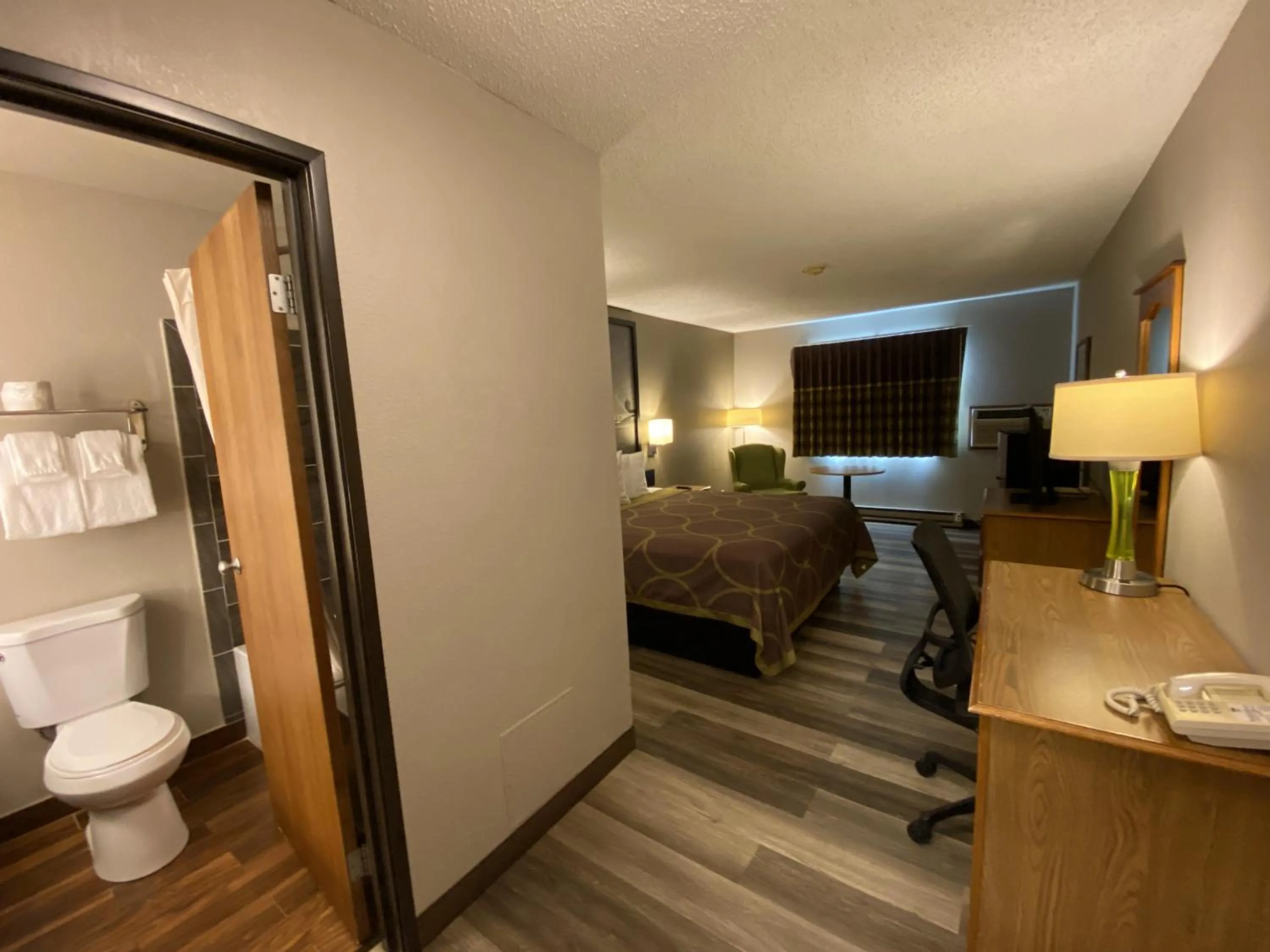 Toilet, Bed in Super 8 by Wyndham Green Bay Near Stadium