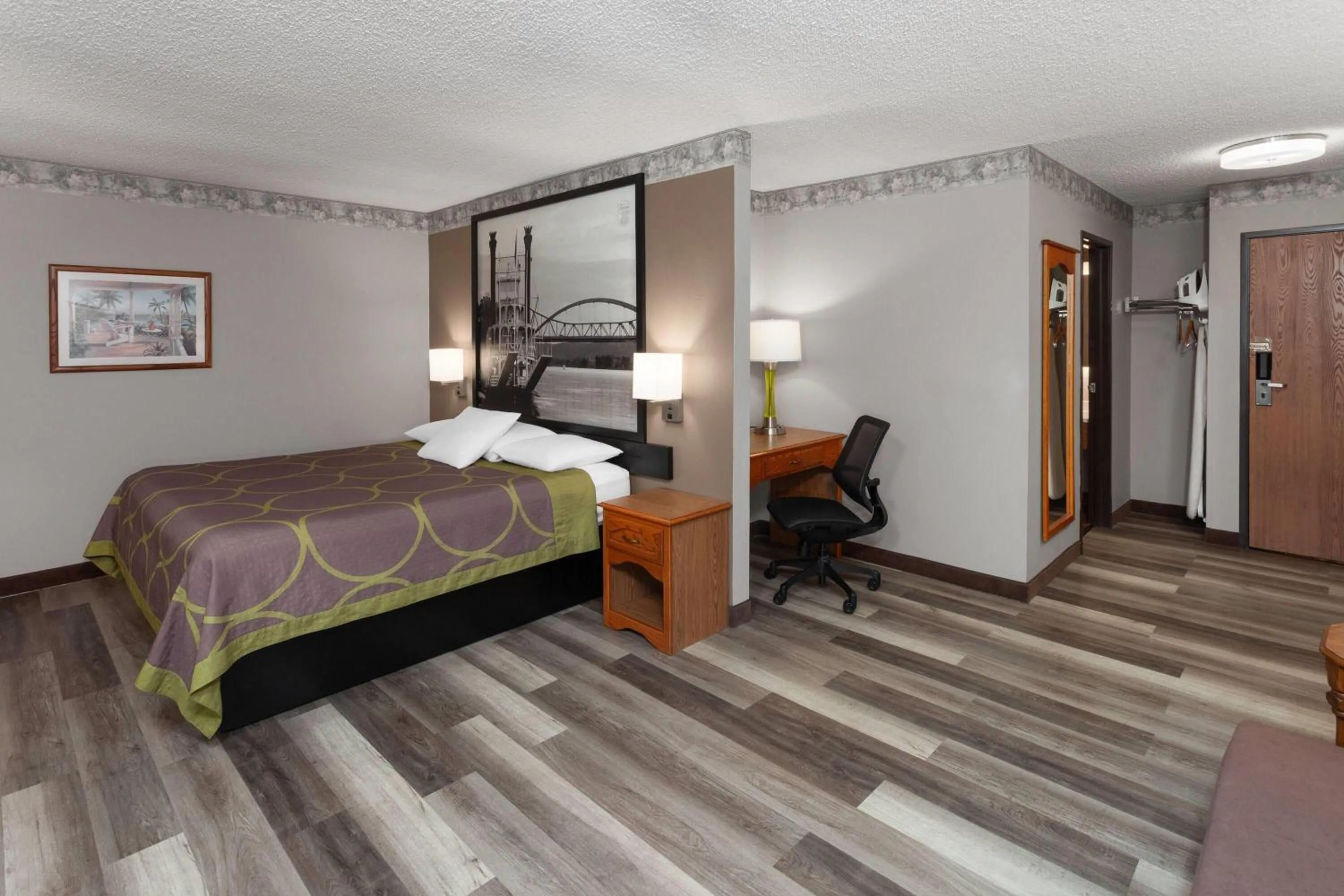 Photo of the whole room, Bed in Super 8 by Wyndham Green Bay Near Stadium