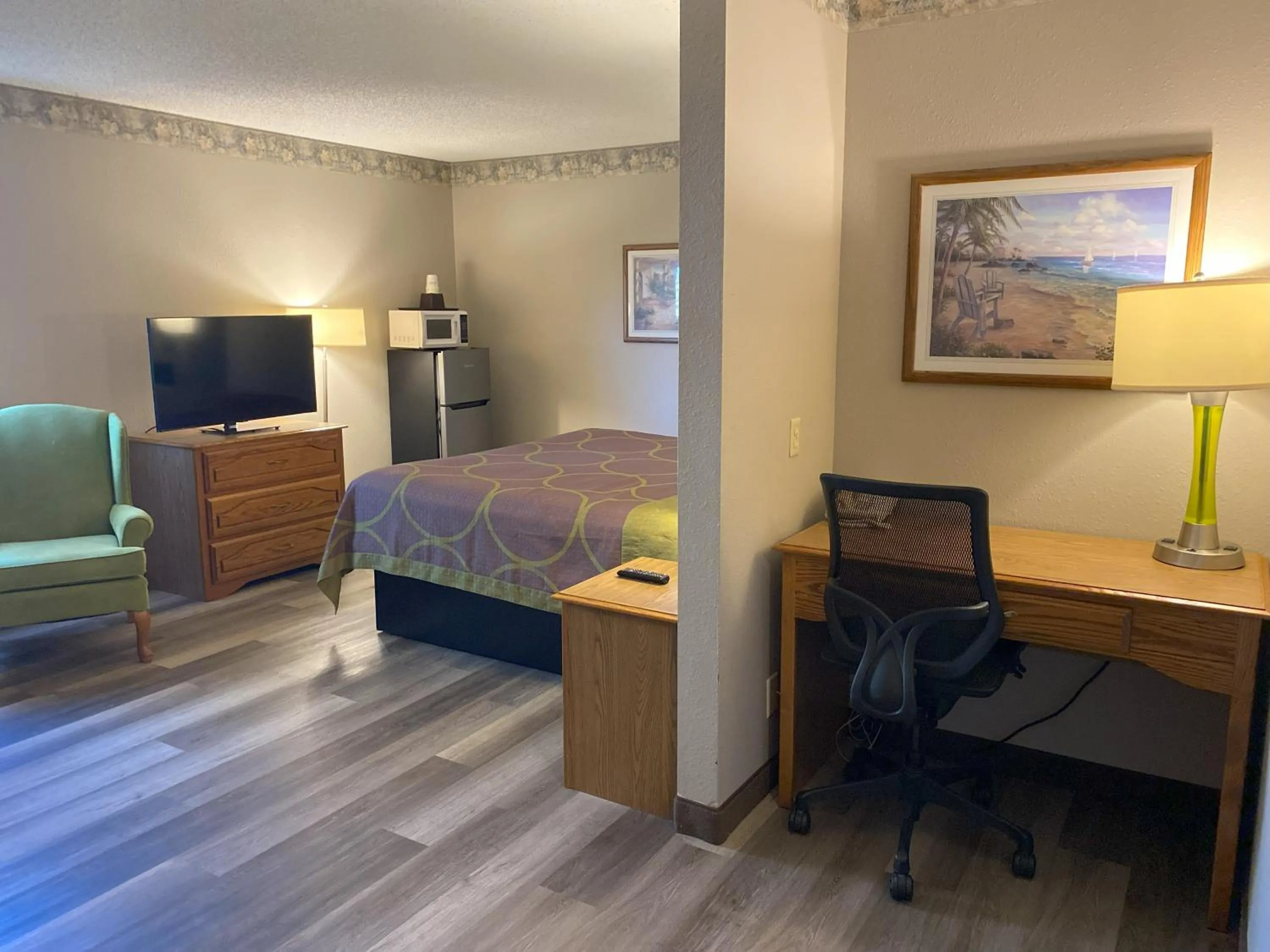Bed in Super 8 by Wyndham Green Bay Near Stadium