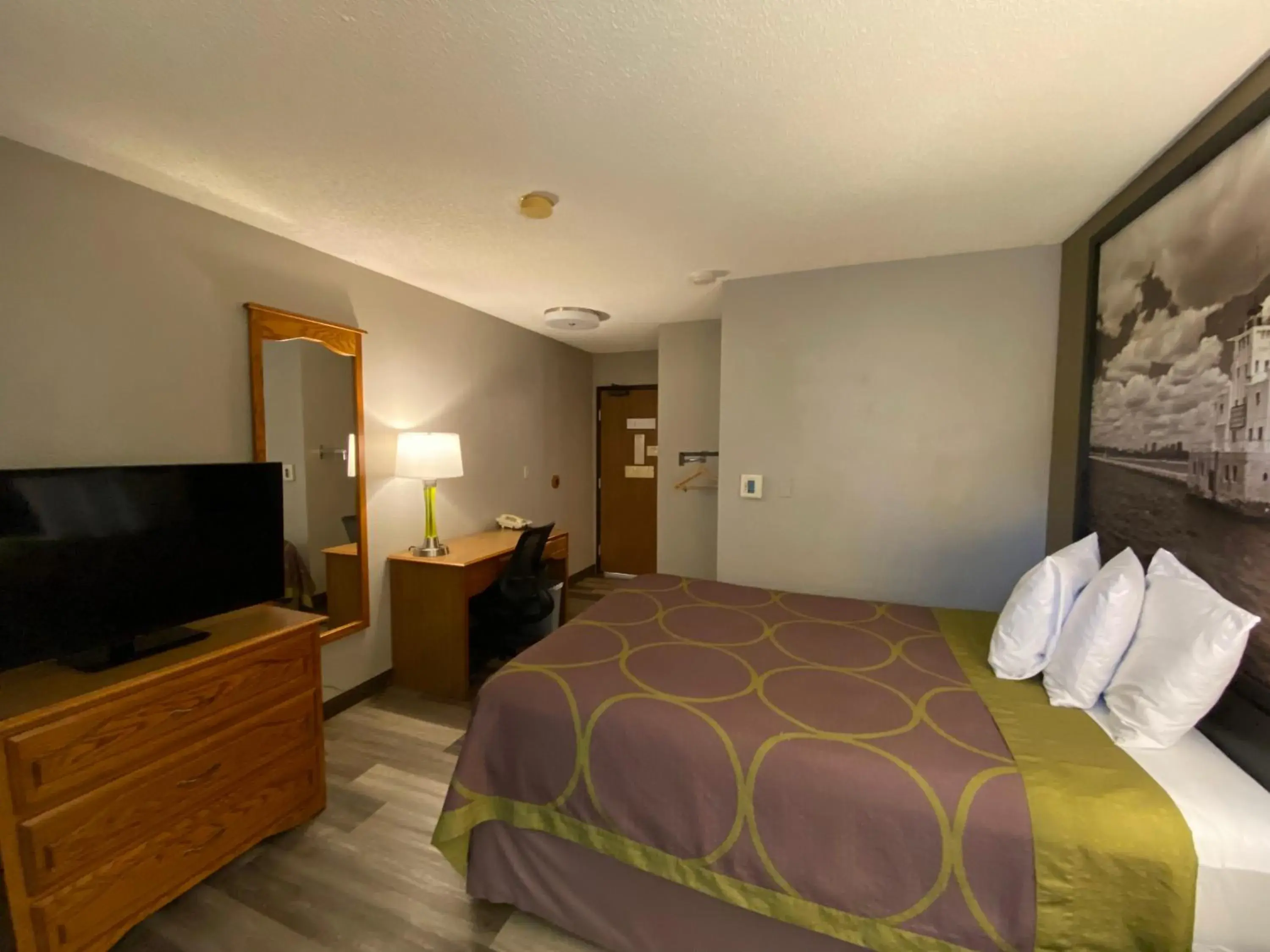 Queen Room - Non-Smoking in Super 8 by Wyndham Green Bay Near Stadium Queen Room - Non-Smoking in Super 8 by Wyndham Green Bay Near Stadium