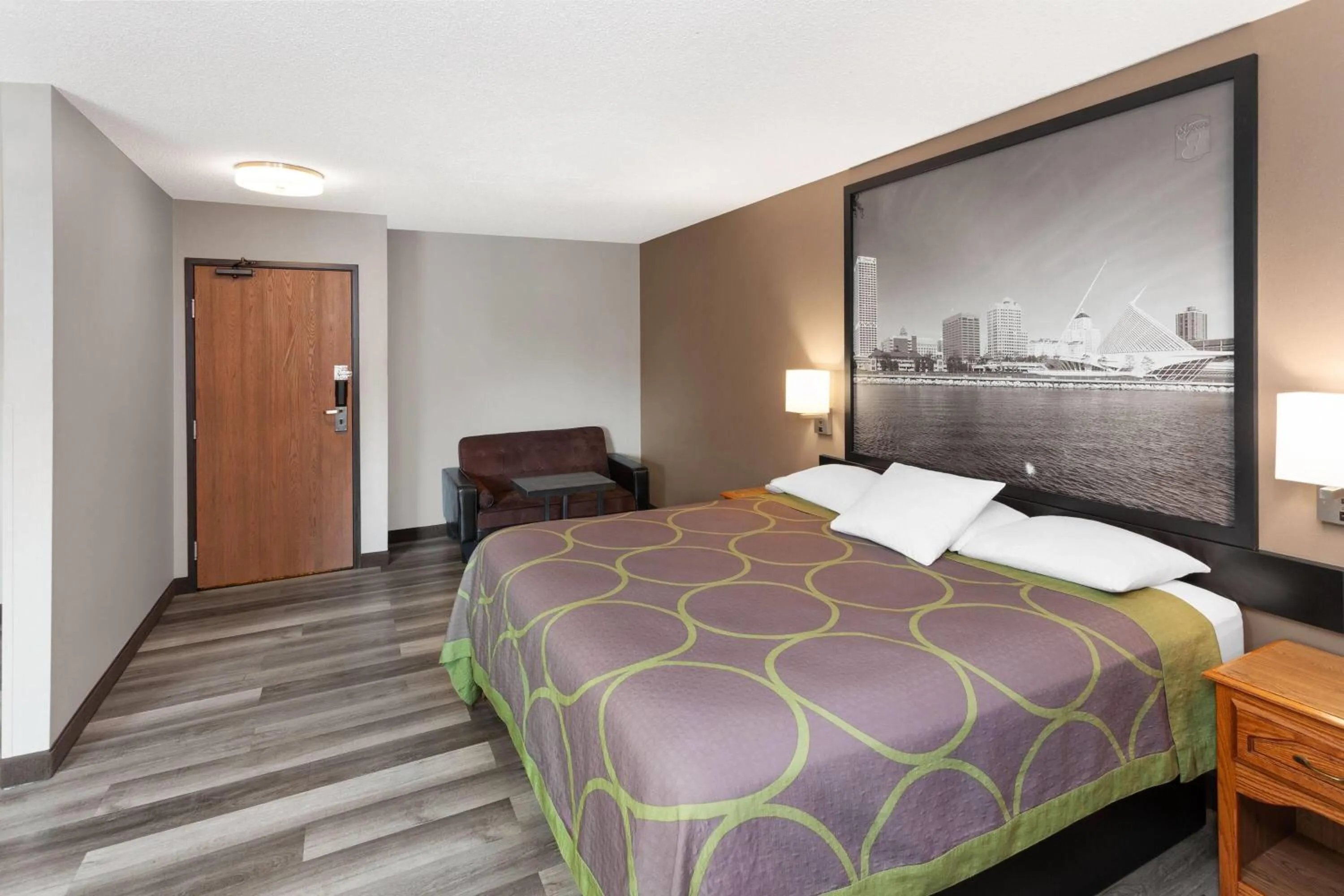 Photo of the whole room, Bed in Super 8 by Wyndham Green Bay Near Stadium