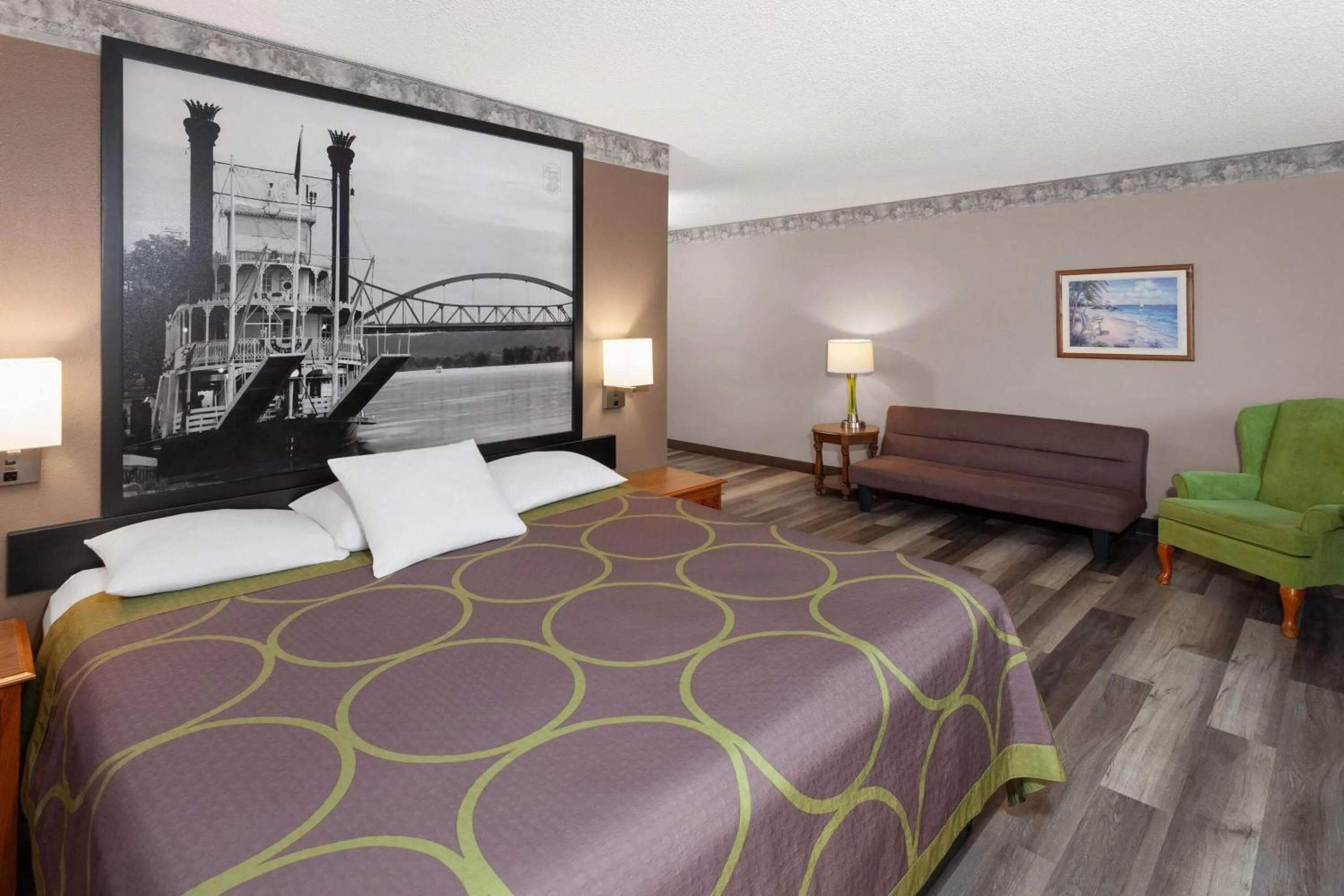 Photo of the whole room, Bed in Super 8 by Wyndham Green Bay Near Stadium