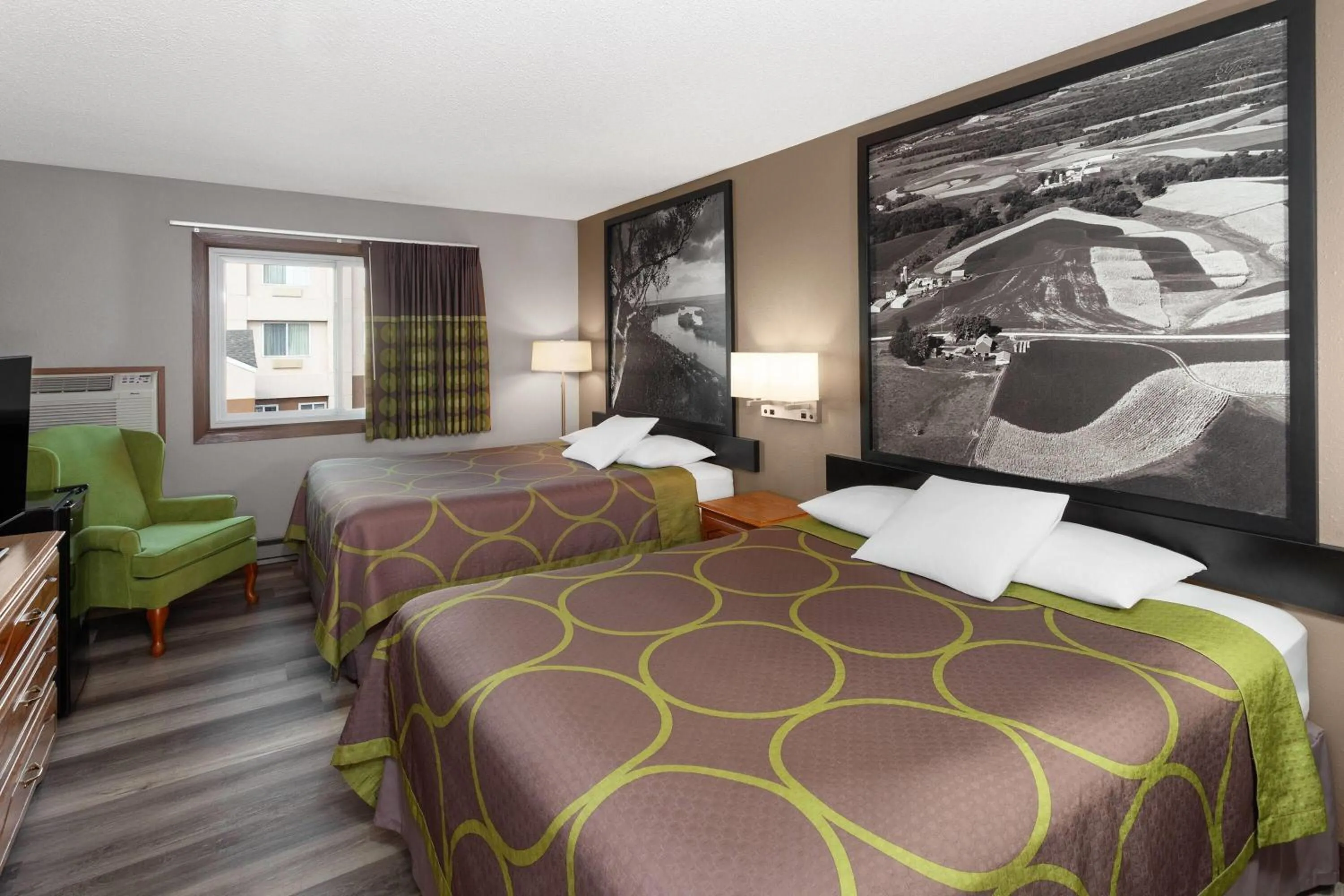 Photo of the whole room, Bed in Super 8 by Wyndham Green Bay Near Stadium