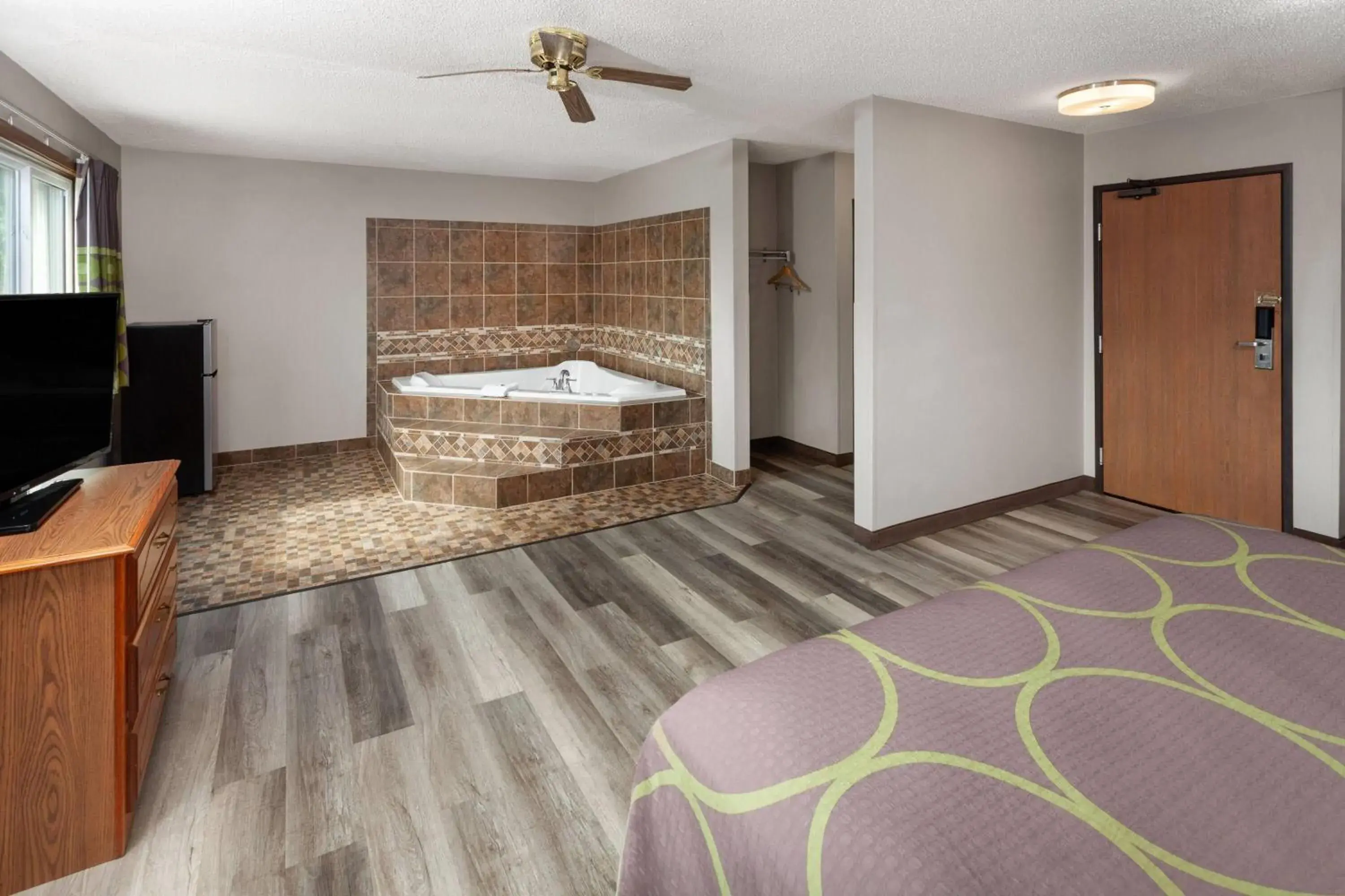 King Suite - Non-Smoking in Super 8 by Wyndham Green Bay Near Stadium King Suite - Non-Smoking in Super 8 by Wyndham Green Bay Near Stadium