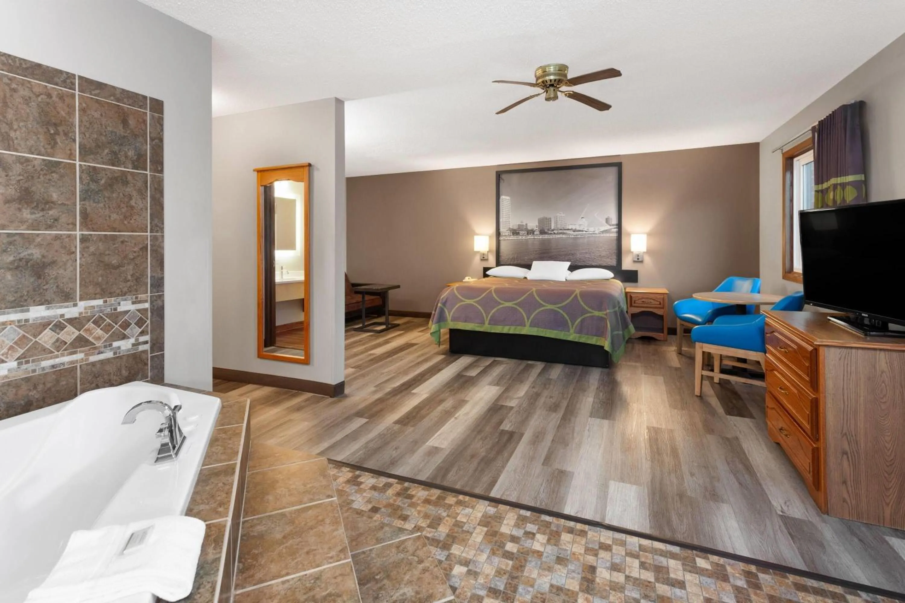 Photo of the whole room, Bed in Super 8 by Wyndham Green Bay Near Stadium