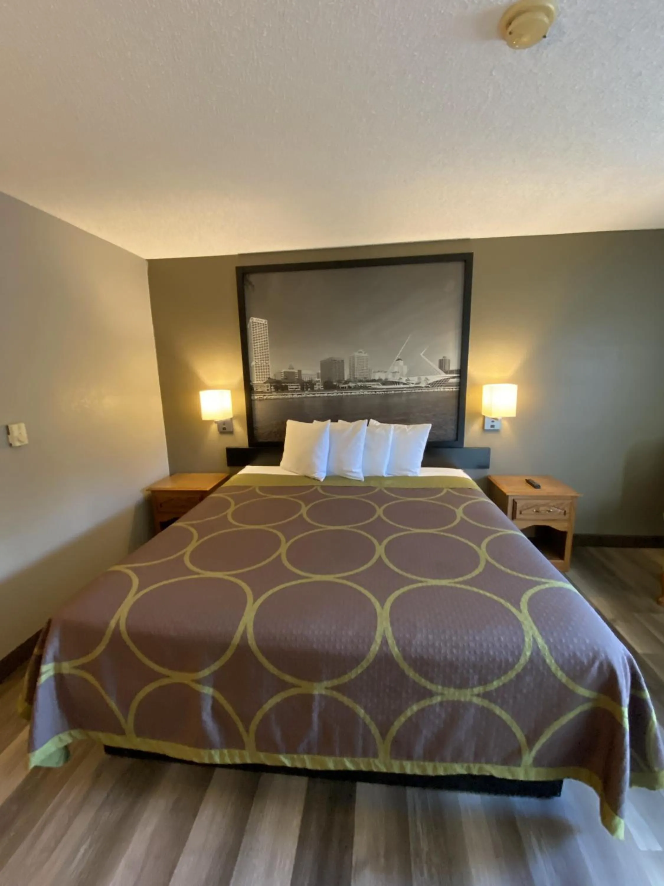 Bed in Super 8 by Wyndham Green Bay Near Stadium