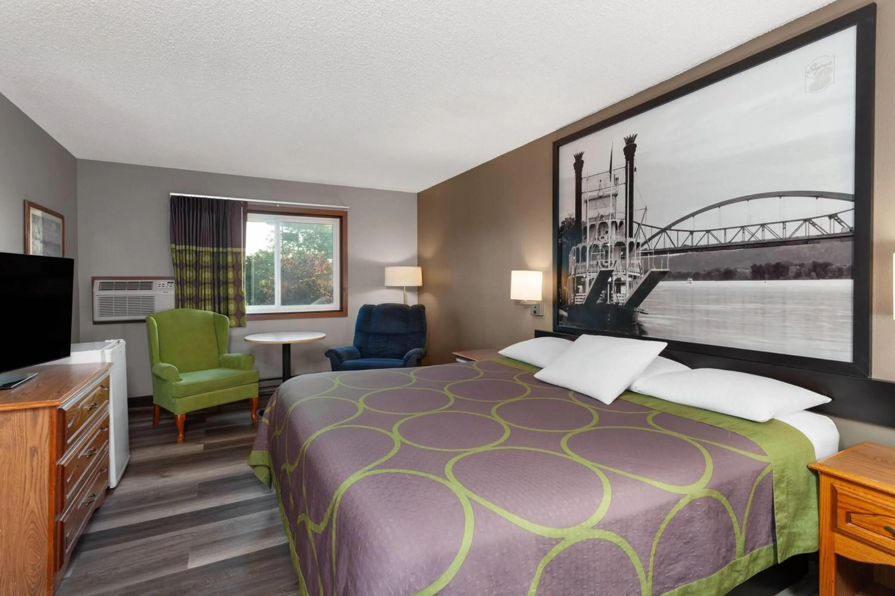 Photo of the whole room, Bed in Super 8 by Wyndham Green Bay Near Stadium