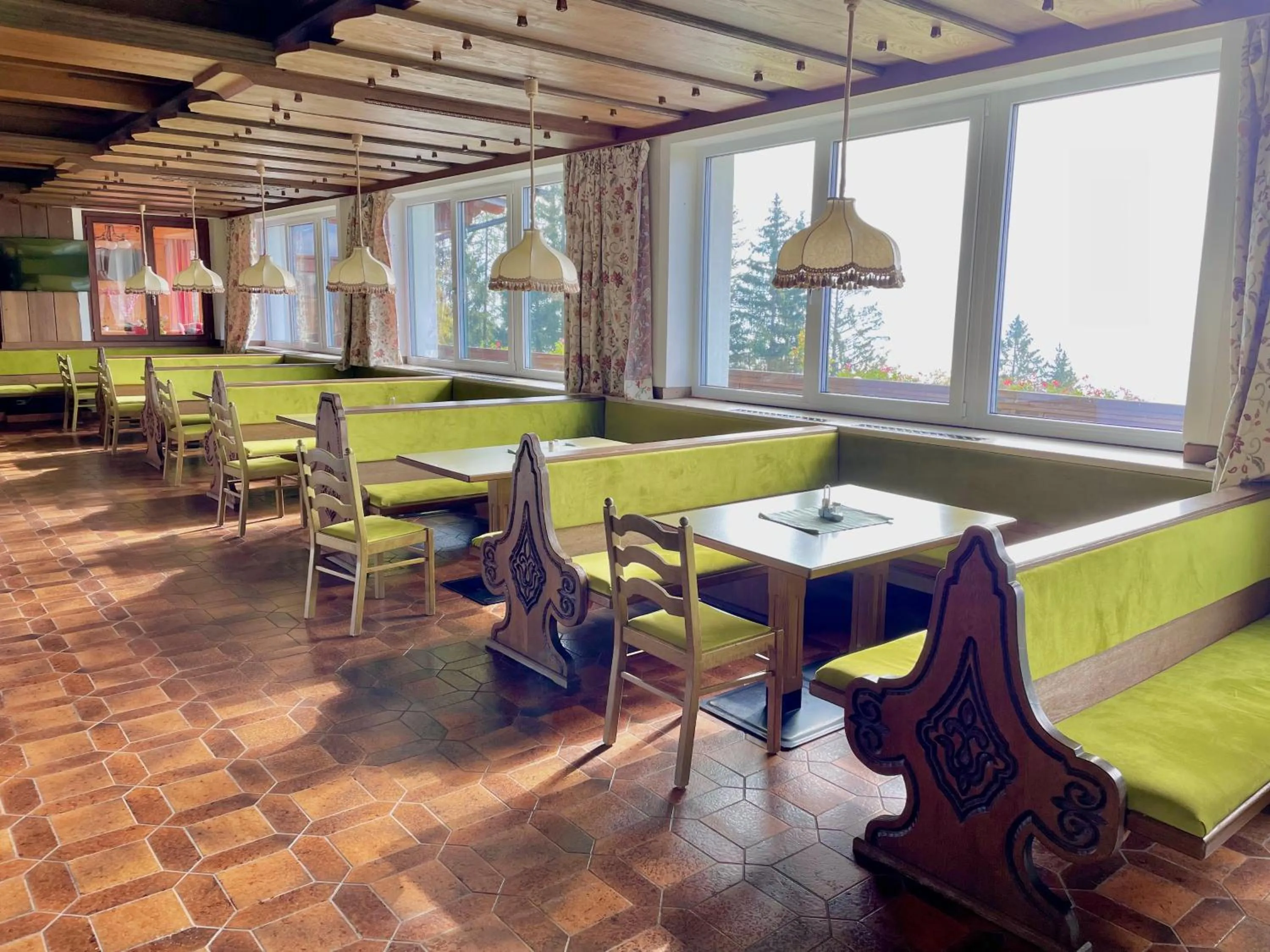 Restaurant/places to eat in Mountain Hotel & Hostel