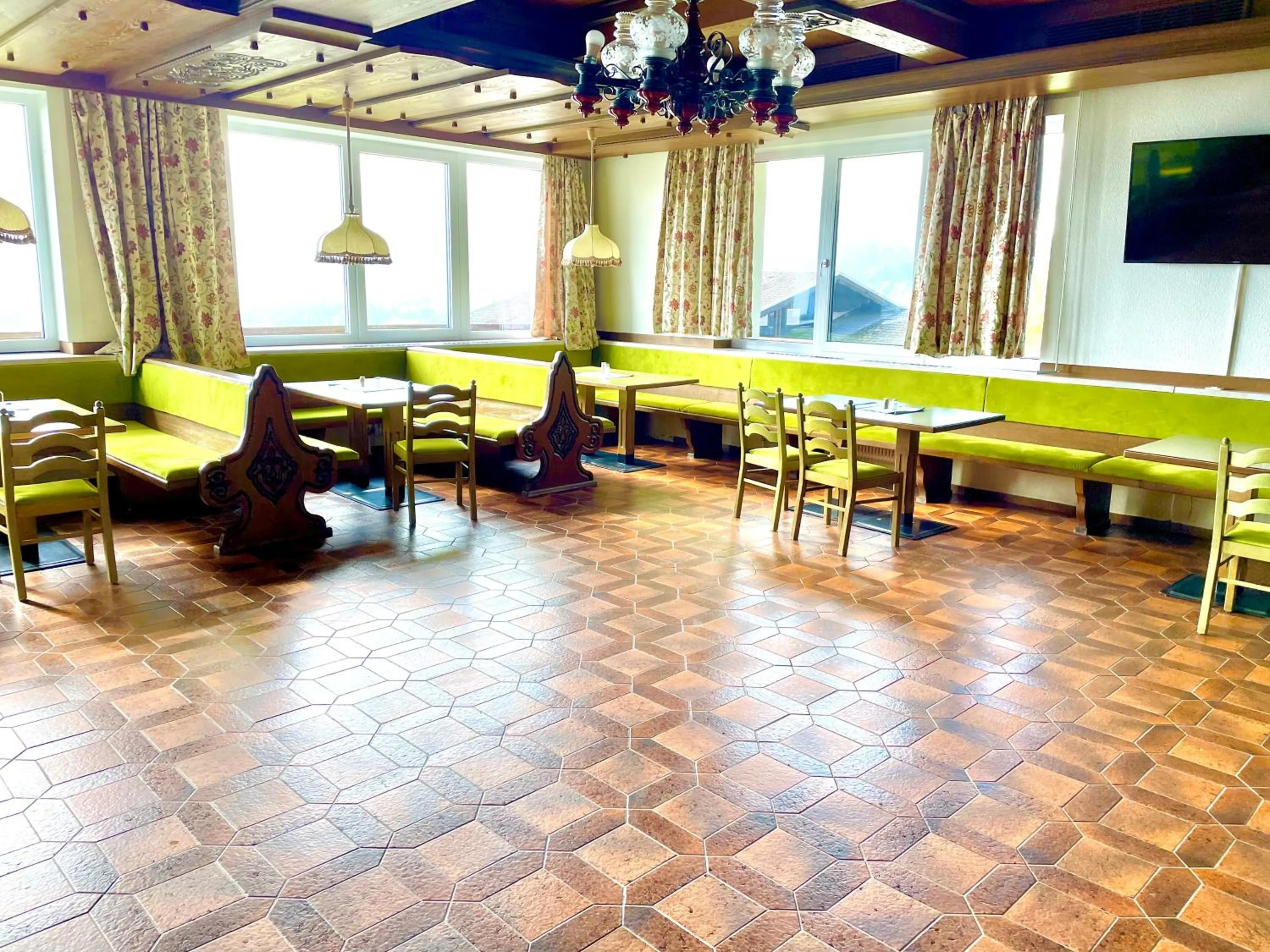 Restaurant/places to eat in Mountain Hotel & Hostel