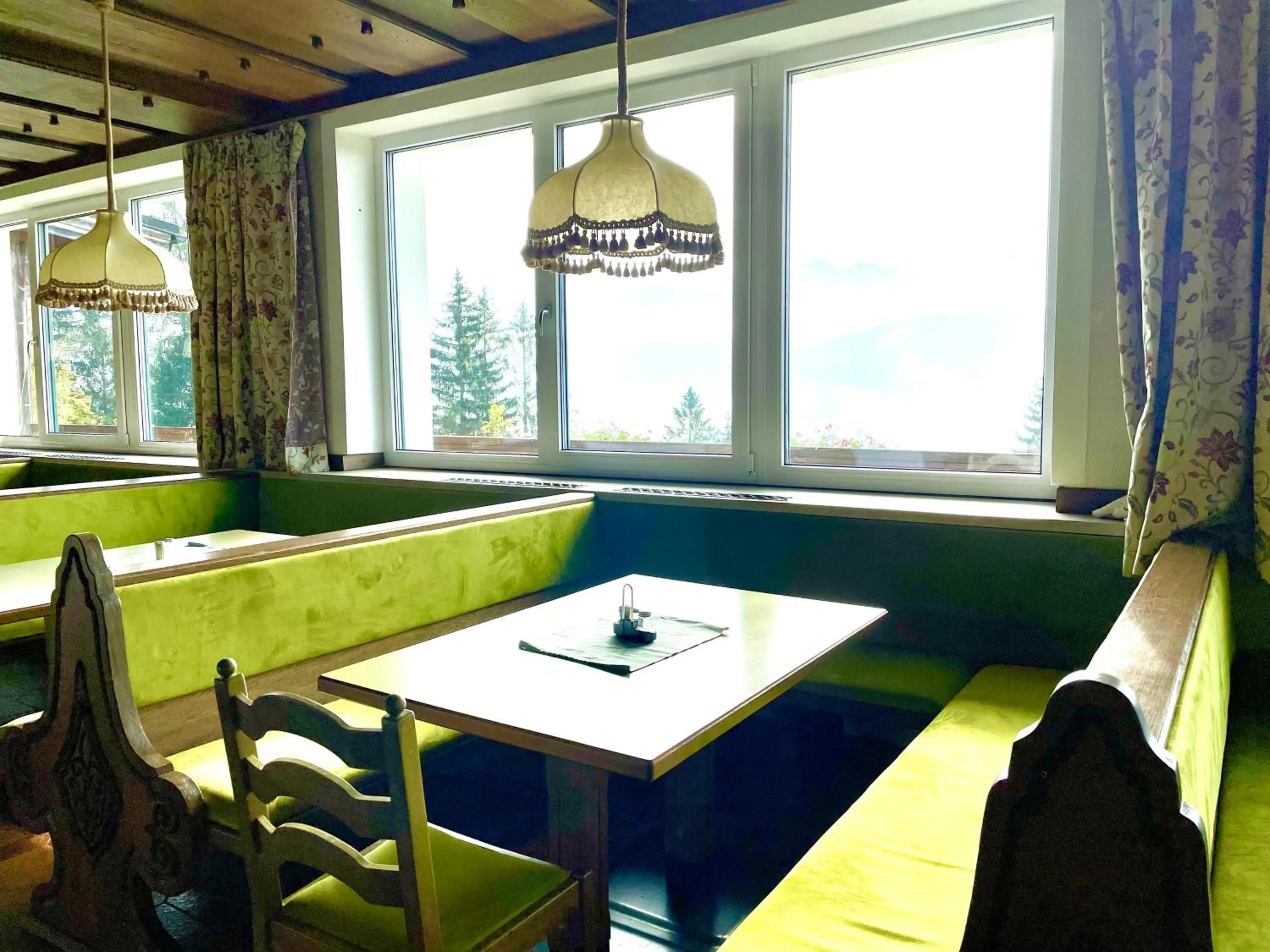 Restaurant/places to eat in Mountain Hotel & Hostel