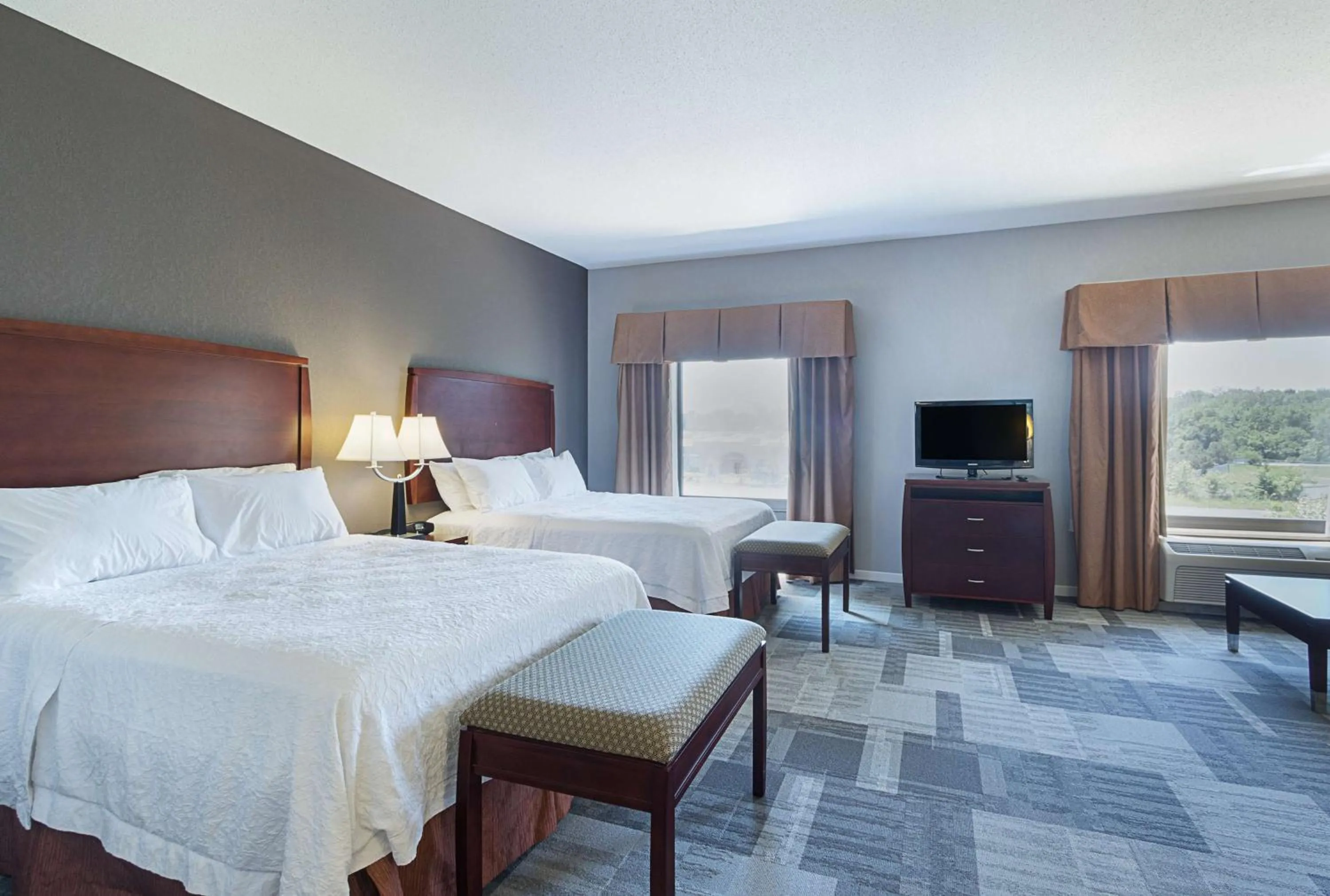 Bed in Hampton Inn and Suites Indianapolis/Brownsburg